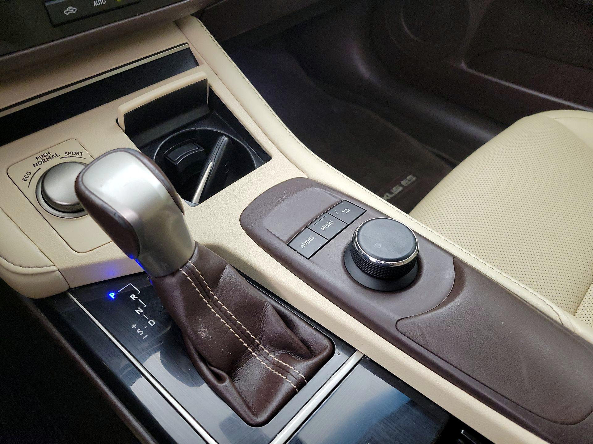 Thumbnail: 2017 Lexus ES - 17