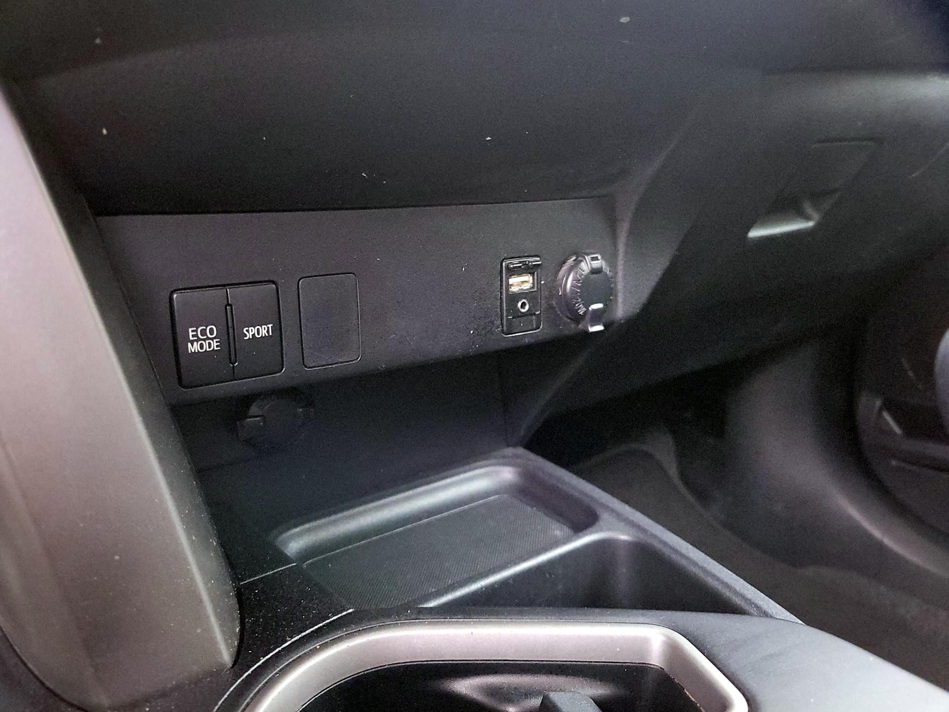 Thumbnail: 2016 Toyota RAV4 - 18