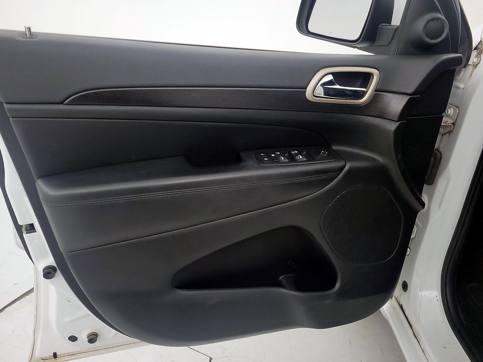 Thumbnail: 2015 Jeep Grand Cherokee - 12