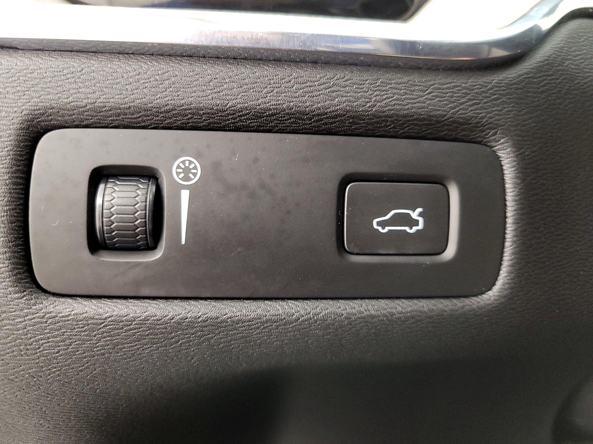 Thumbnail: 2021 Volvo XC60 - 13