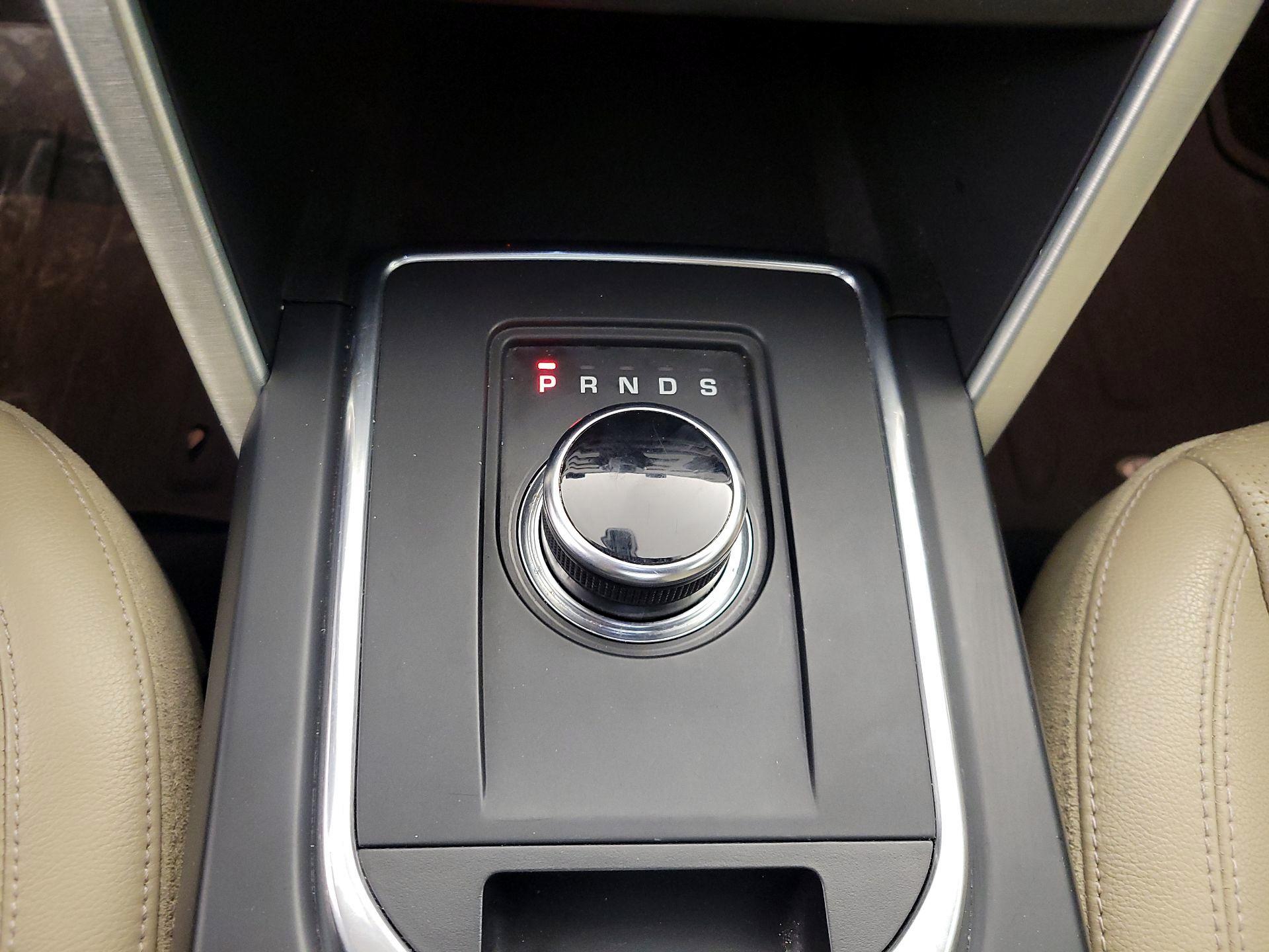 Thumbnail: 2019 Land Rover Discovery Sport - 17