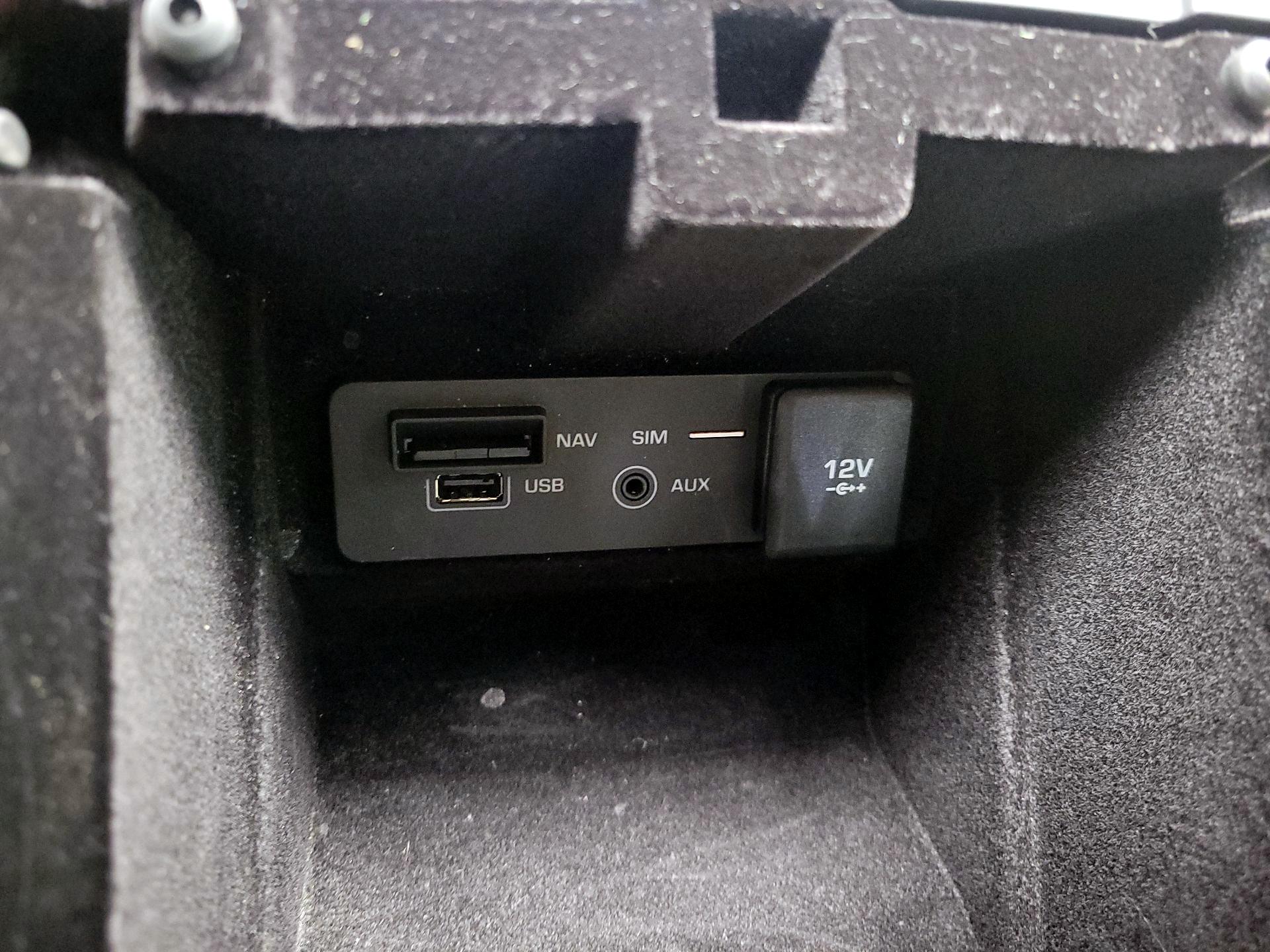 Thumbnail: 2019 Land Rover Discovery Sport - 18