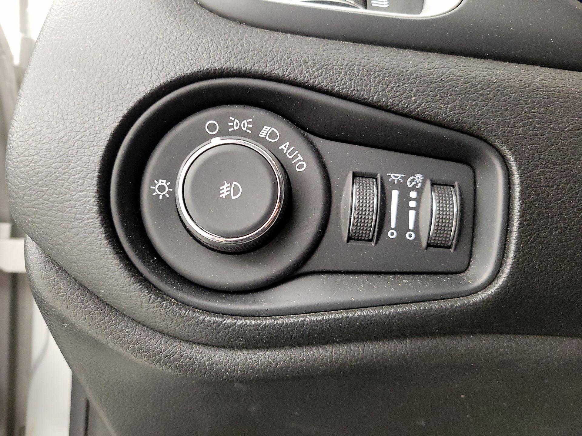 Thumbnail: 2018 Jeep Renegade - 13