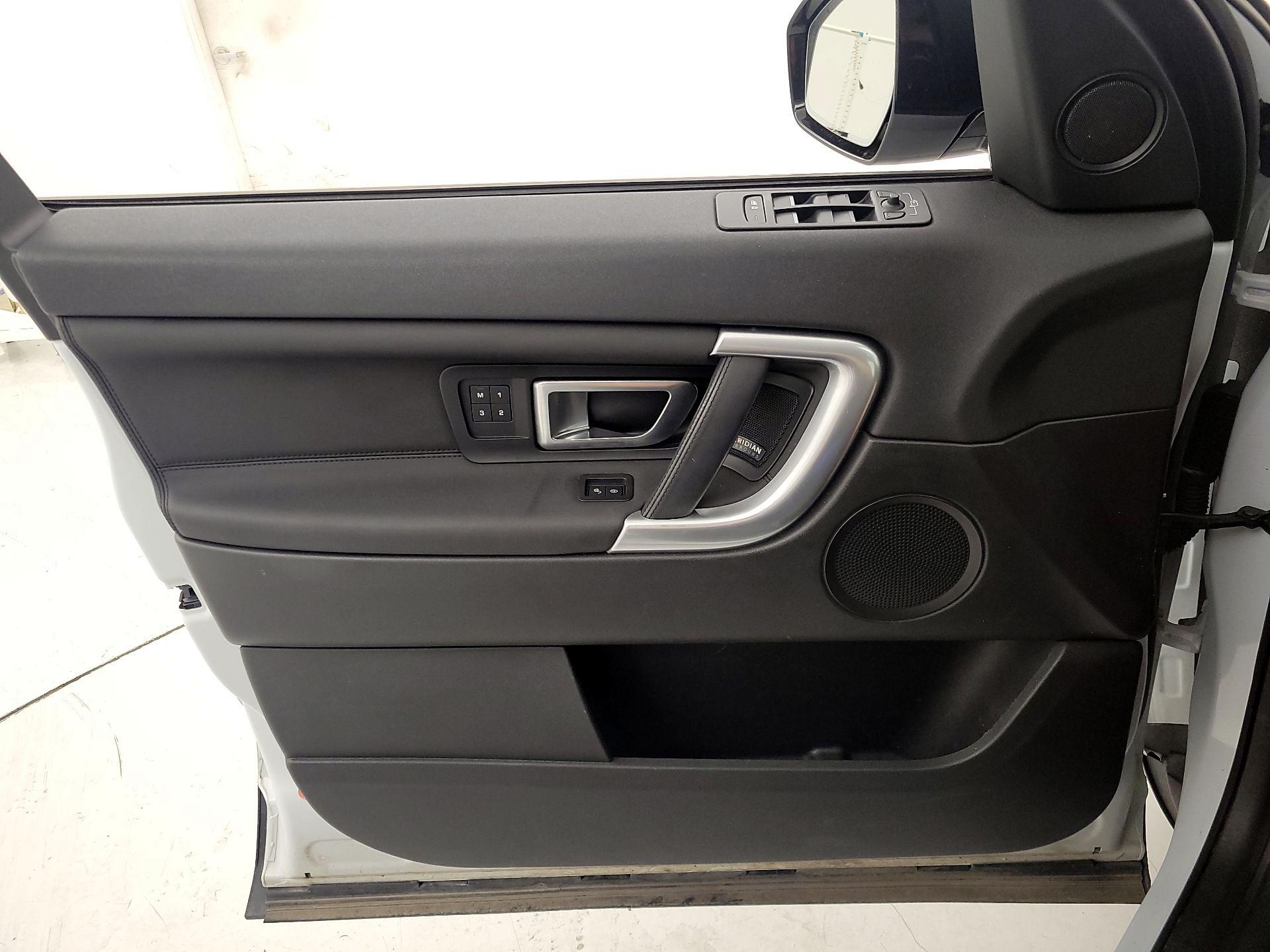 Thumbnail: 2019 Land Rover Discovery Sport - 12