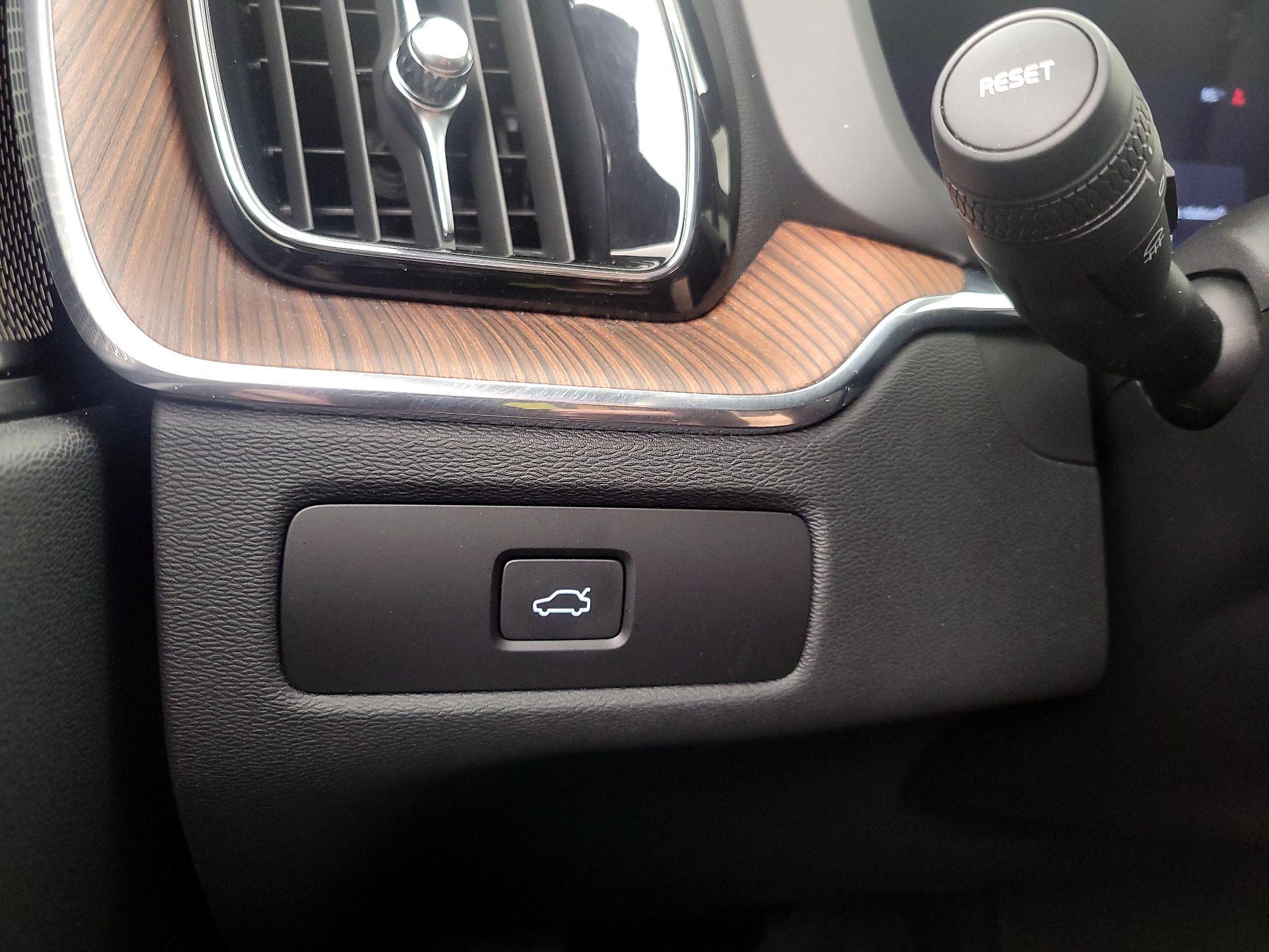 Thumbnail: 2023 Volvo XC60 - 13