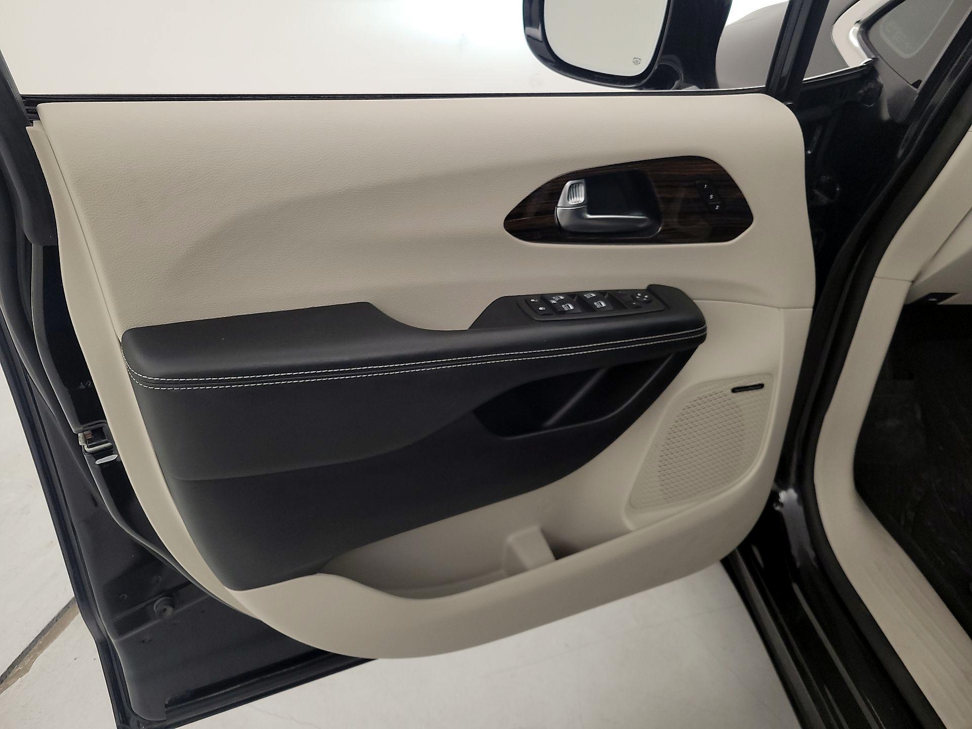 Thumbnail: 2022 Chrysler Pacifica - 12