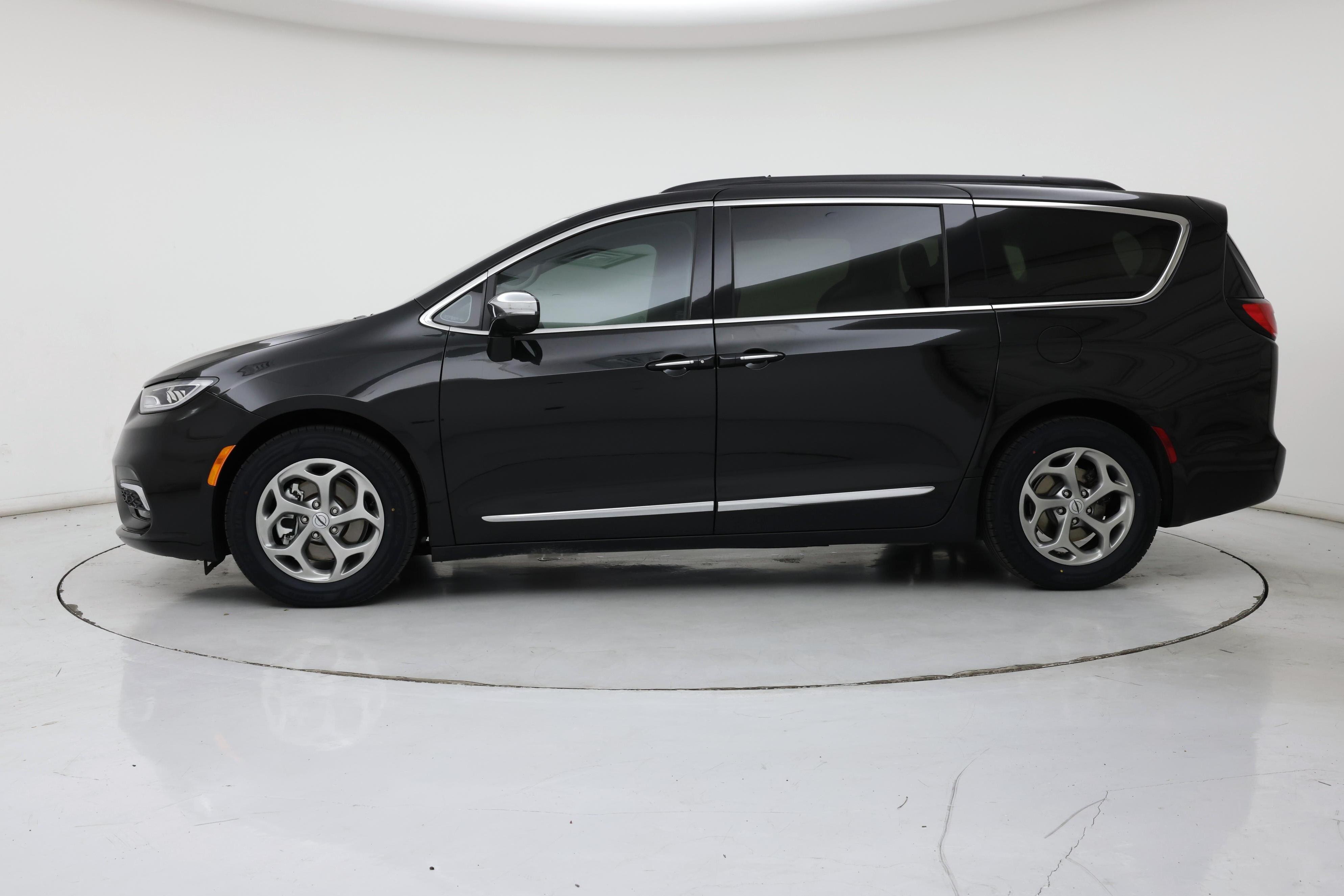 Thumbnail: 2022 Chrysler Pacifica - 3