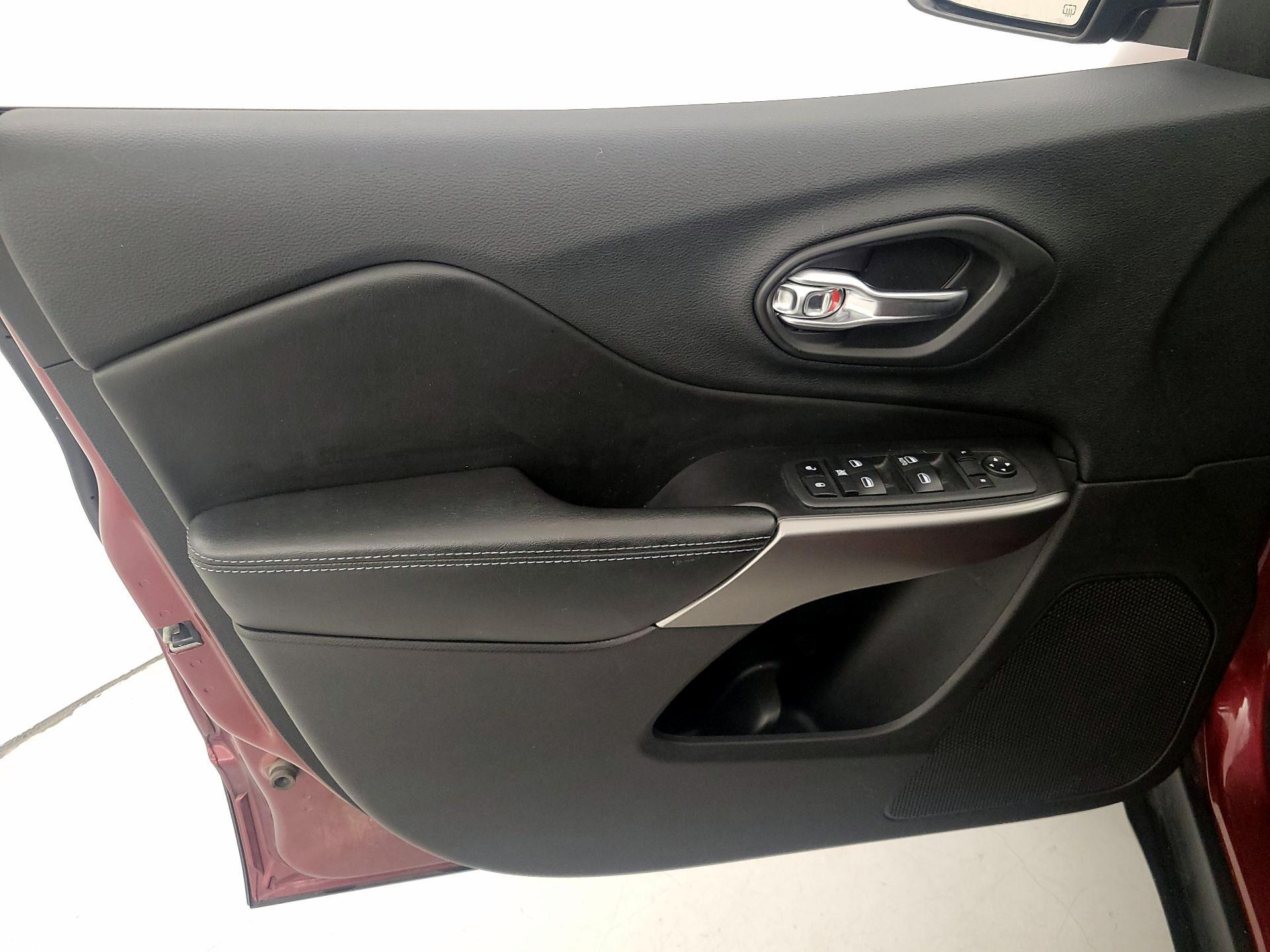 Thumbnail: 2020 Jeep Cherokee - 12