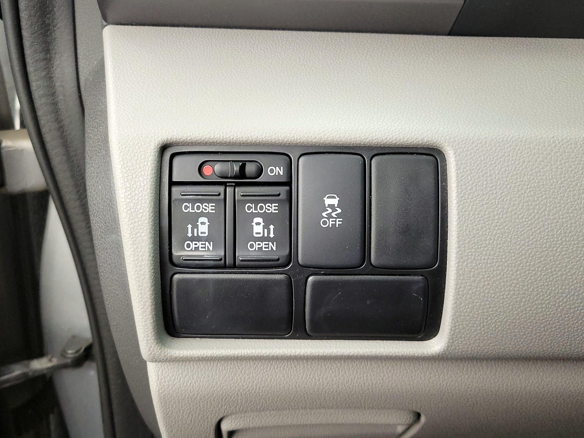 Thumbnail: 2015 Honda Odyssey - 13