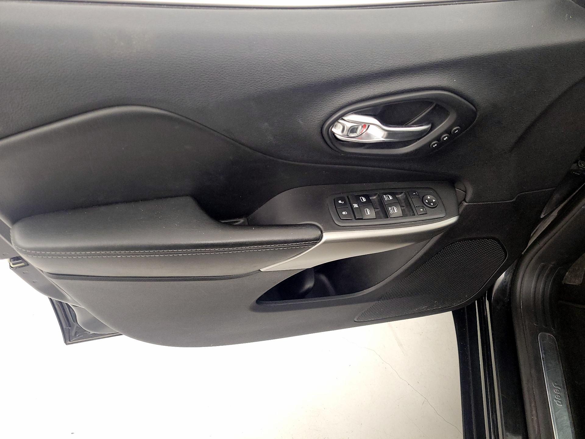 Thumbnail: 2020 Jeep Cherokee - 12