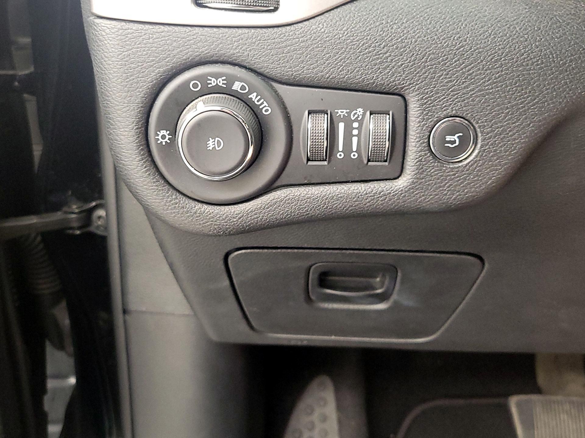 Thumbnail: 2020 Jeep Cherokee - 13