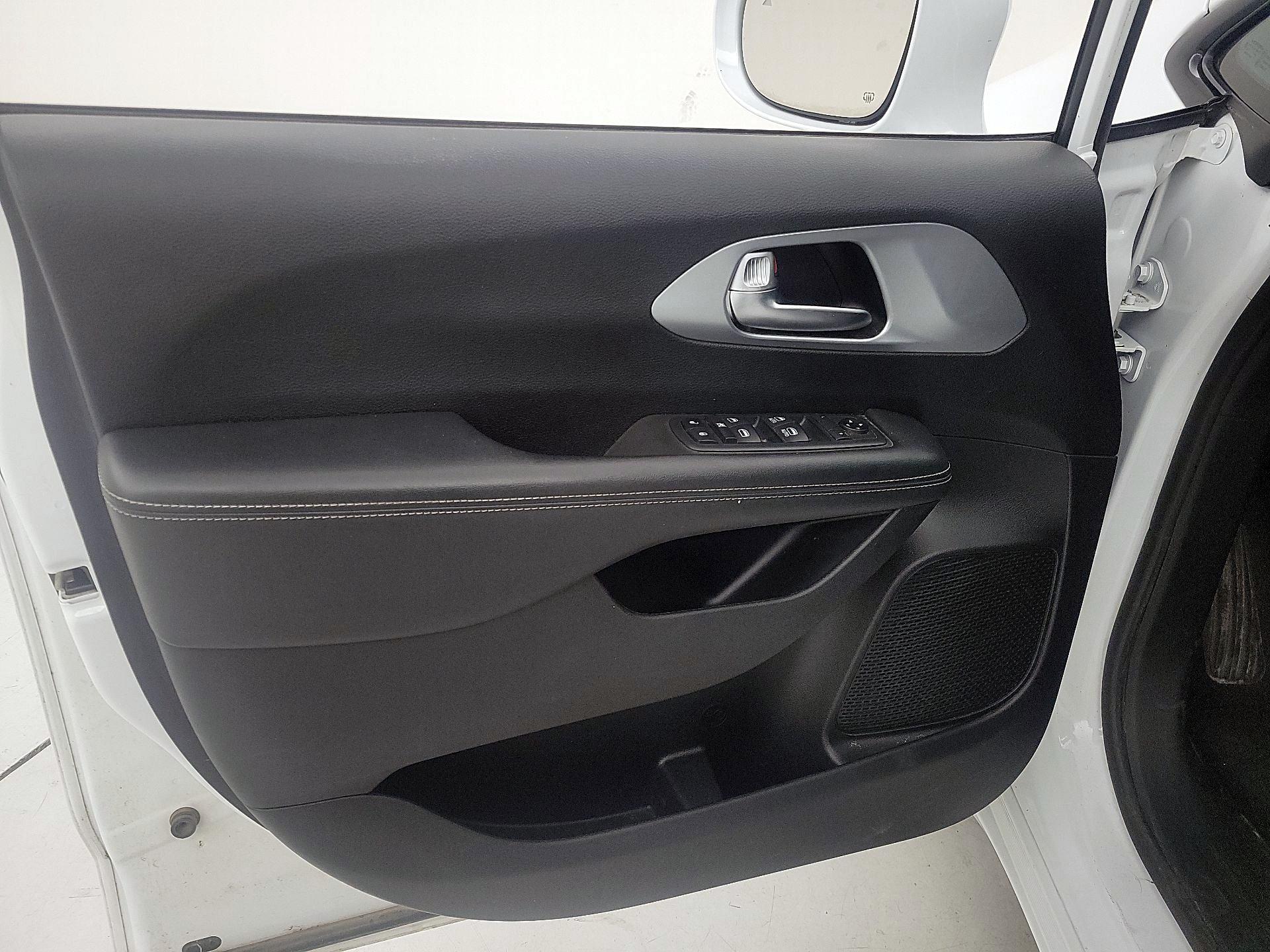 Thumbnail: 2020 Chrysler Pacifica - 12