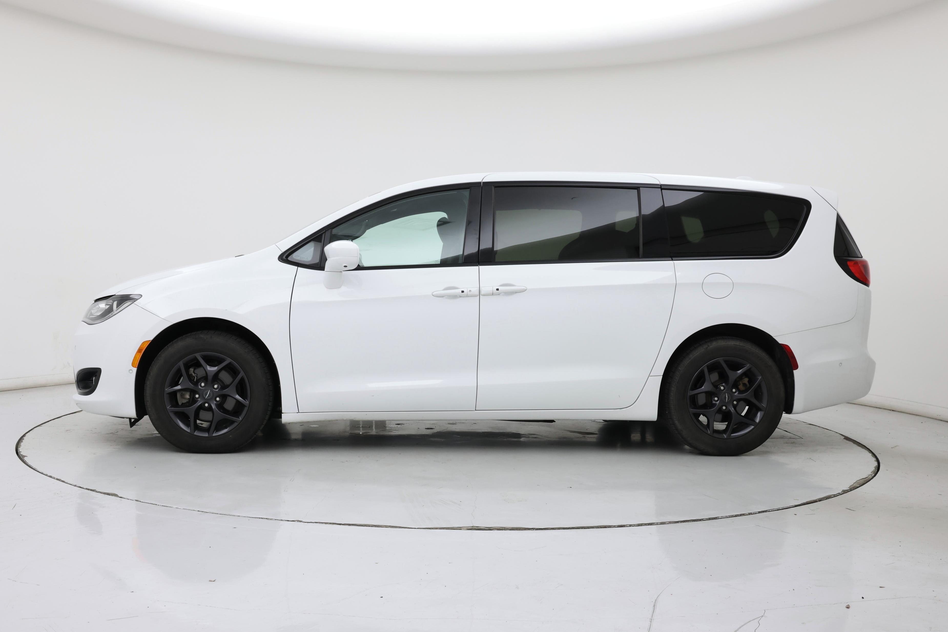 Thumbnail: 2020 Chrysler Pacifica - 3