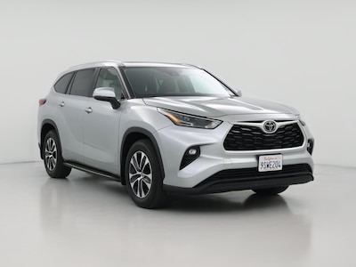 Gray 2023 Toyota Highlander XLE