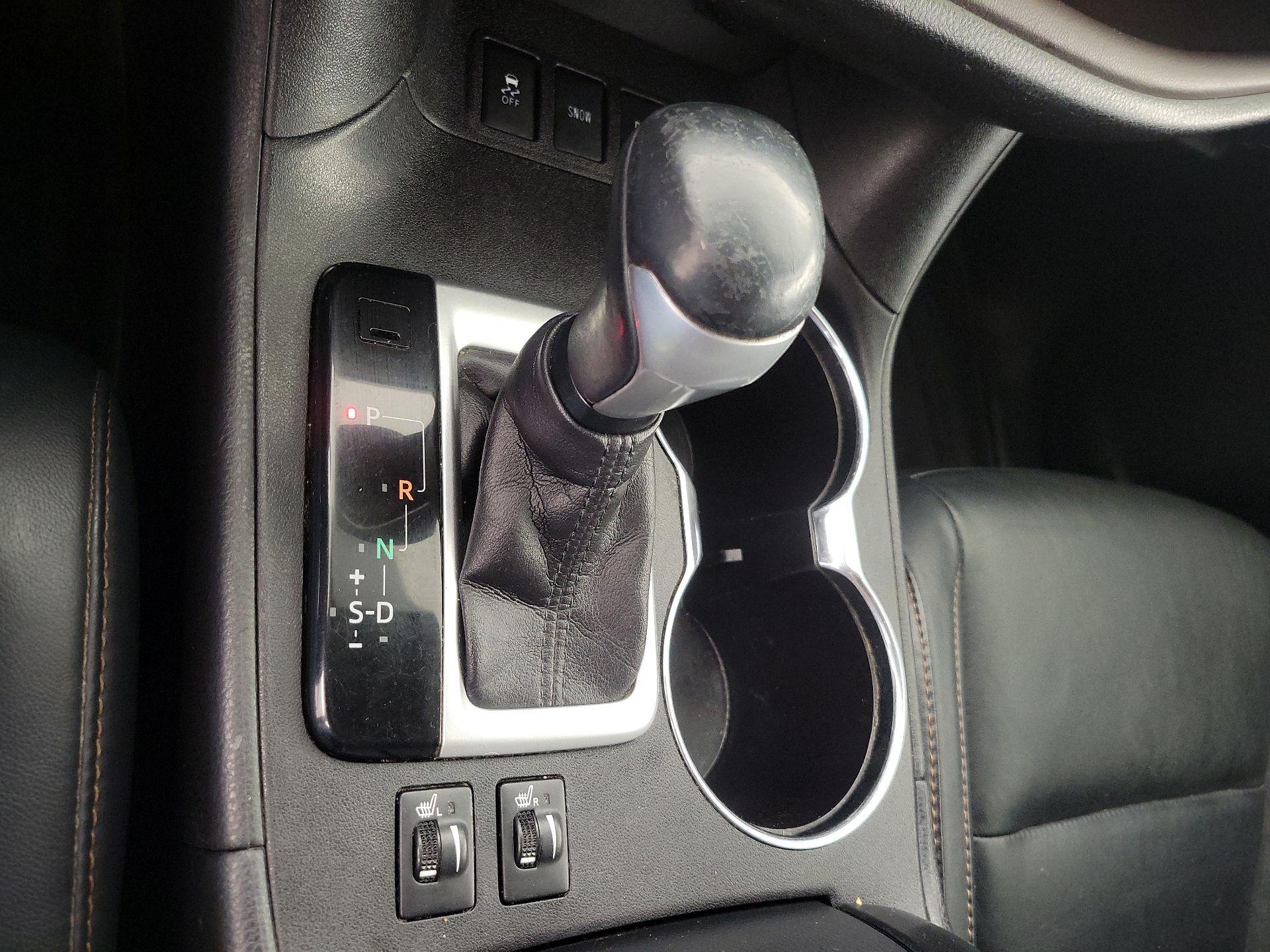 Thumbnail: 2016 Toyota Highlander - 16