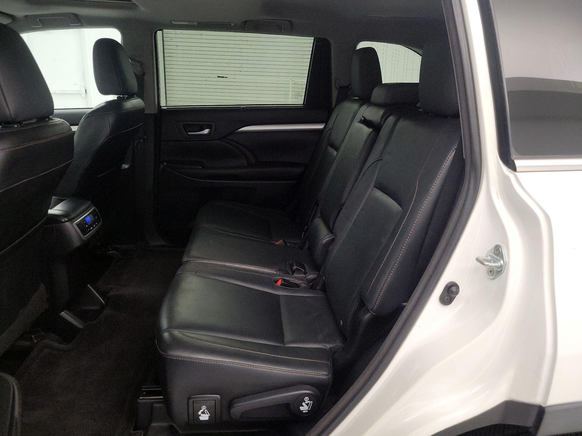 Thumbnail: 2016 Toyota Highlander - 17