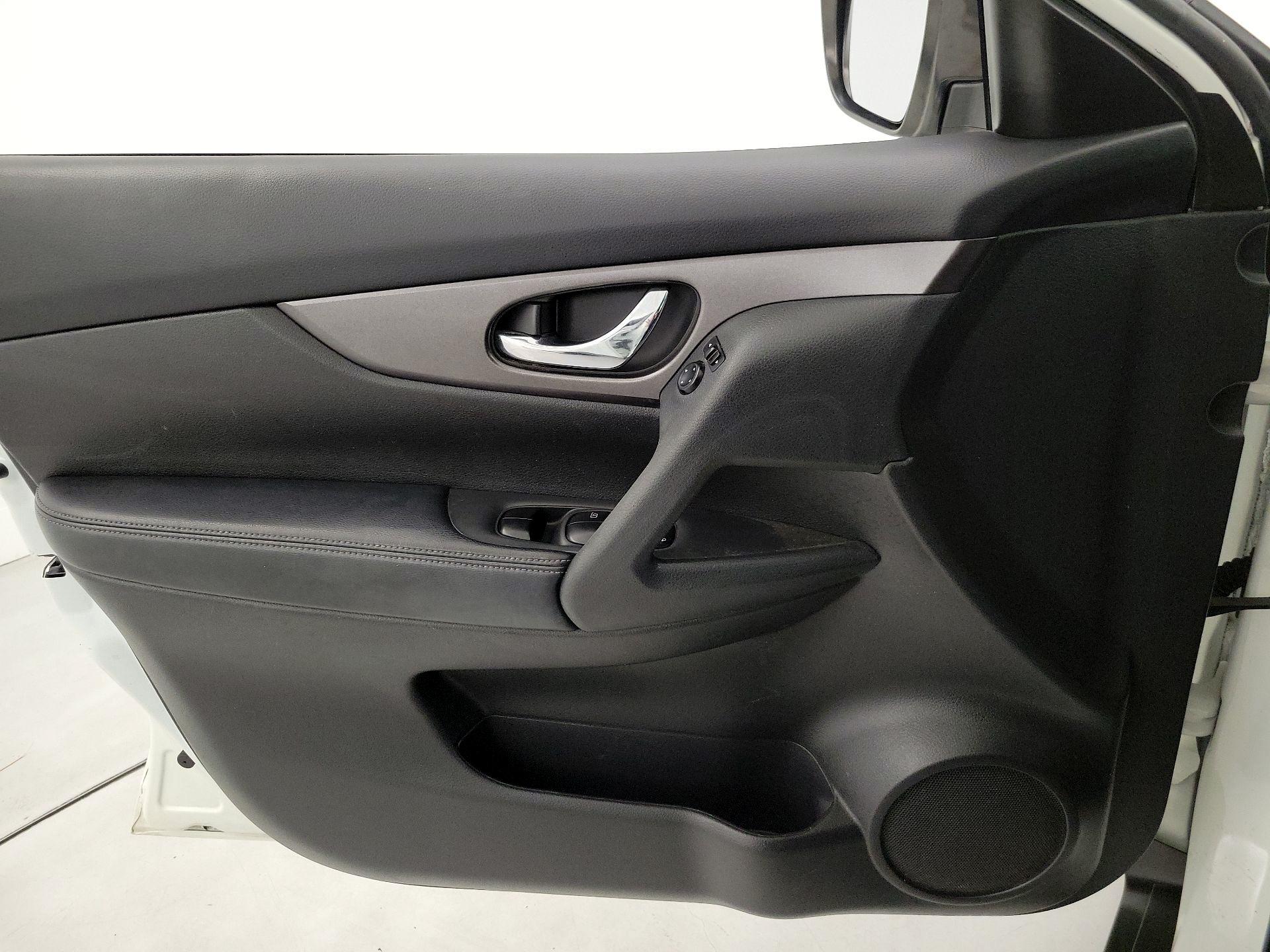 Thumbnail: 2016 Nissan Rogue - 12