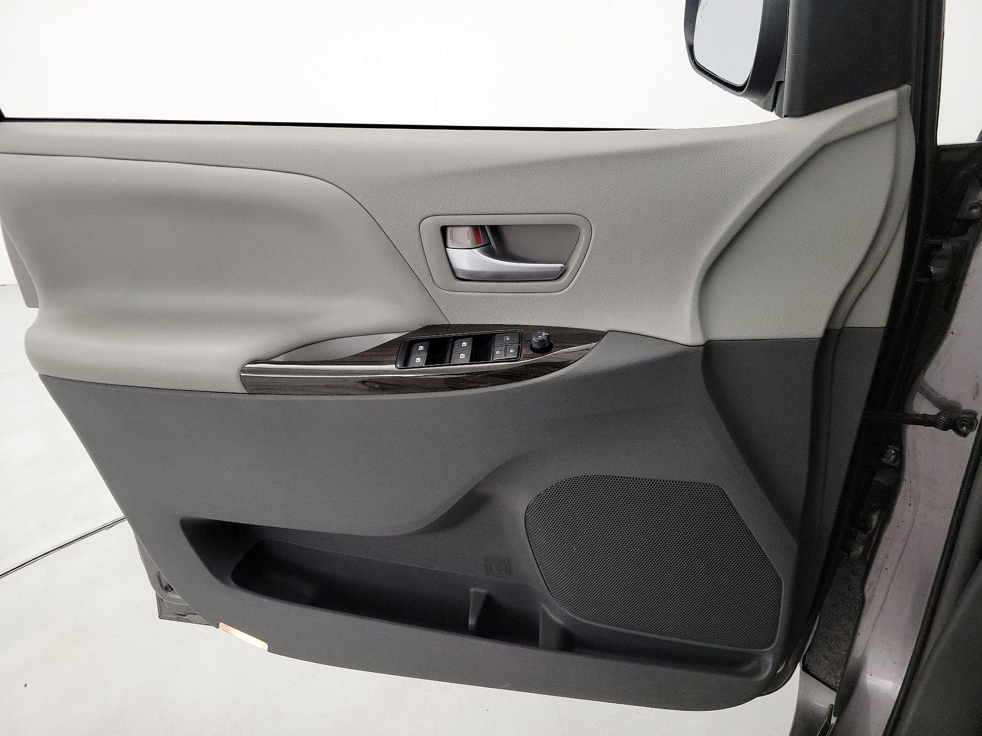 Thumbnail: 2015 Toyota Sienna - 12