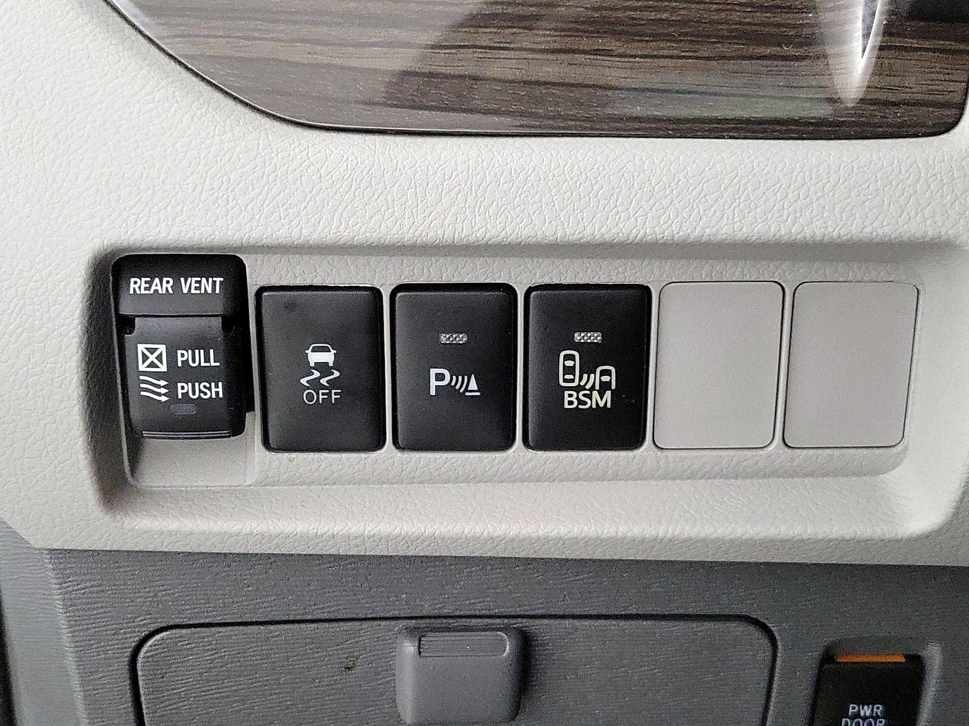 Thumbnail: 2015 Toyota Sienna - 13