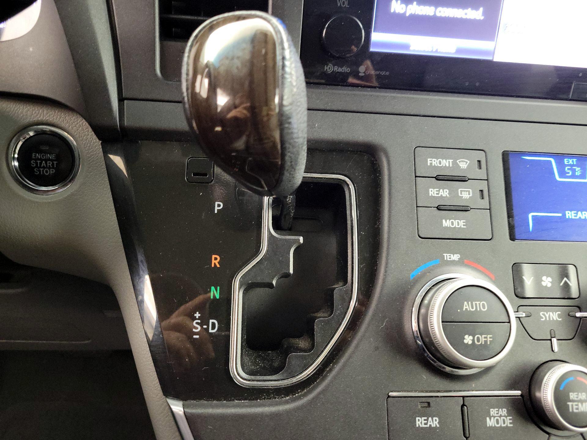 Thumbnail: 2015 Toyota Sienna - 17