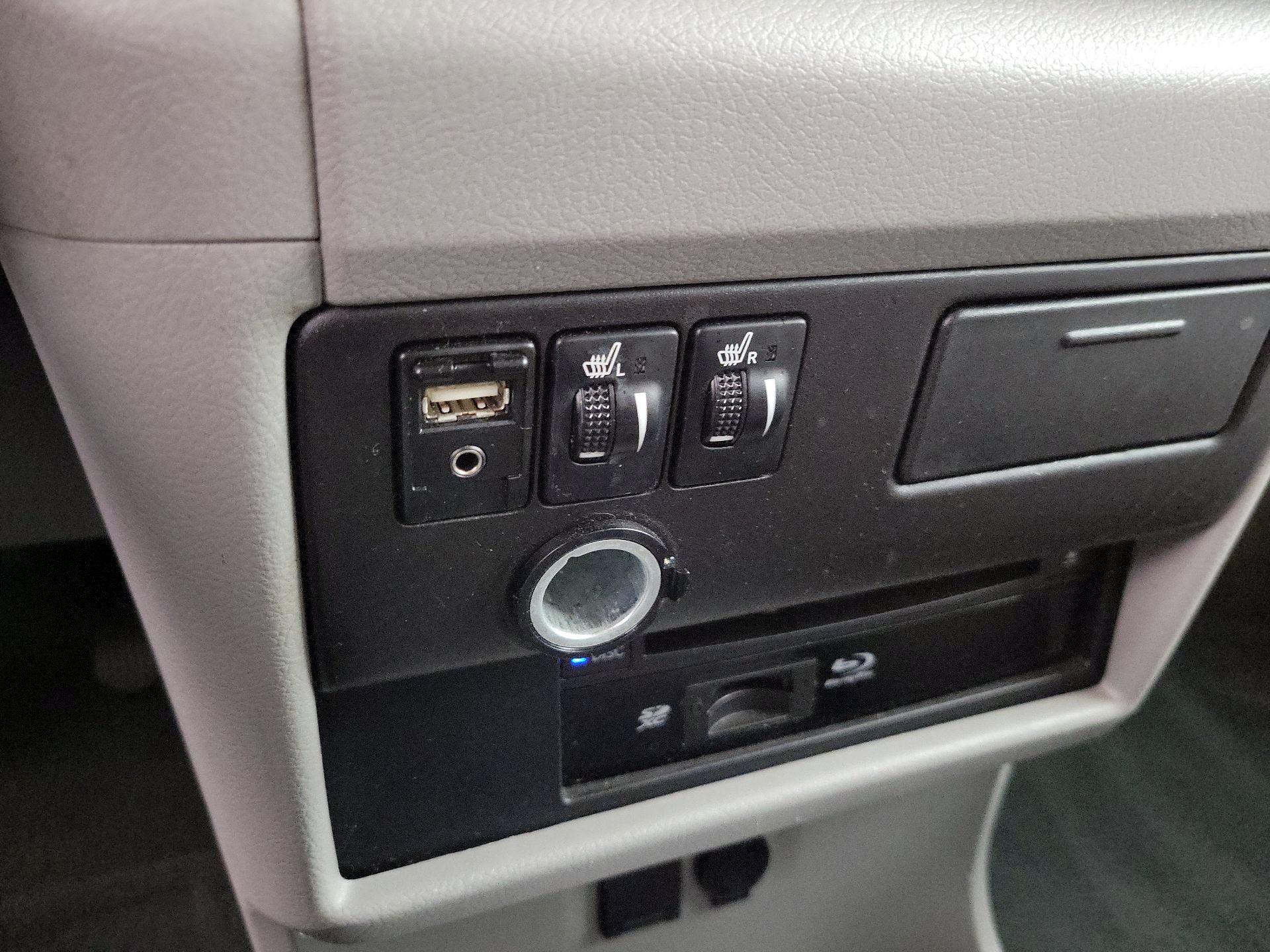 Thumbnail: 2015 Toyota Sienna - 18