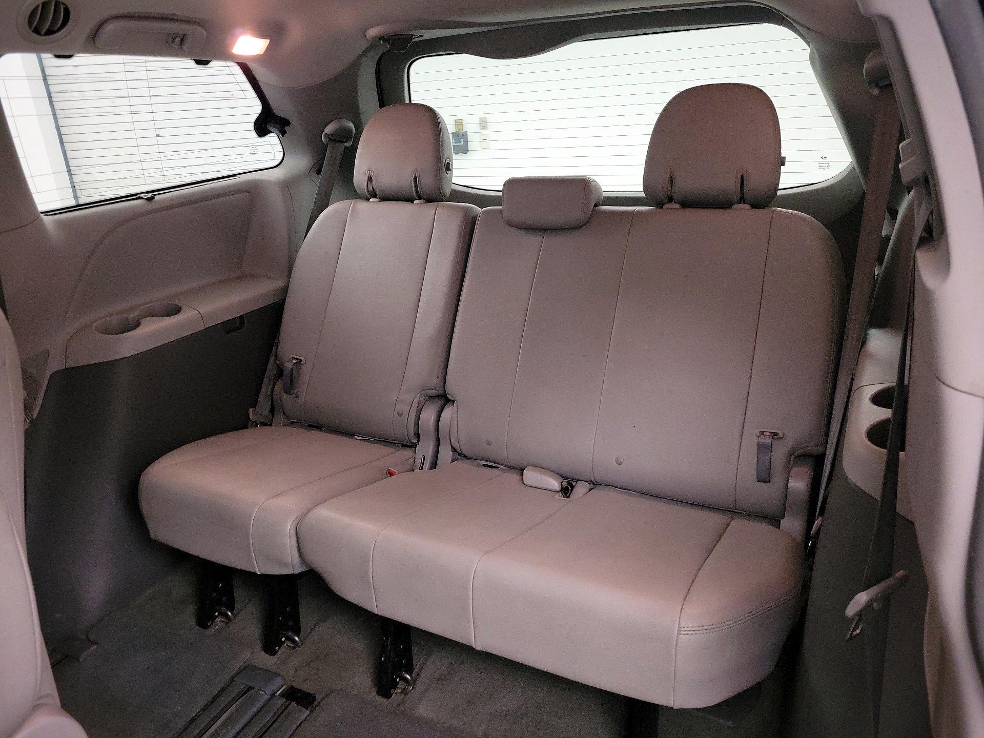 Thumbnail: 2015 Toyota Sienna - 20