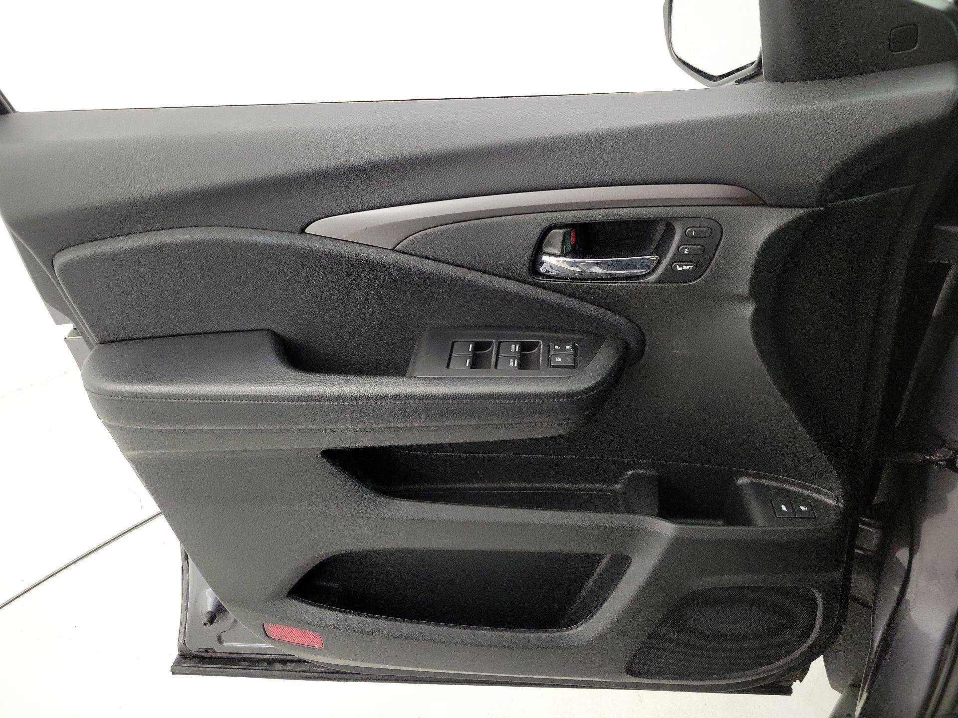 Thumbnail: 2019 Honda Pilot - 12