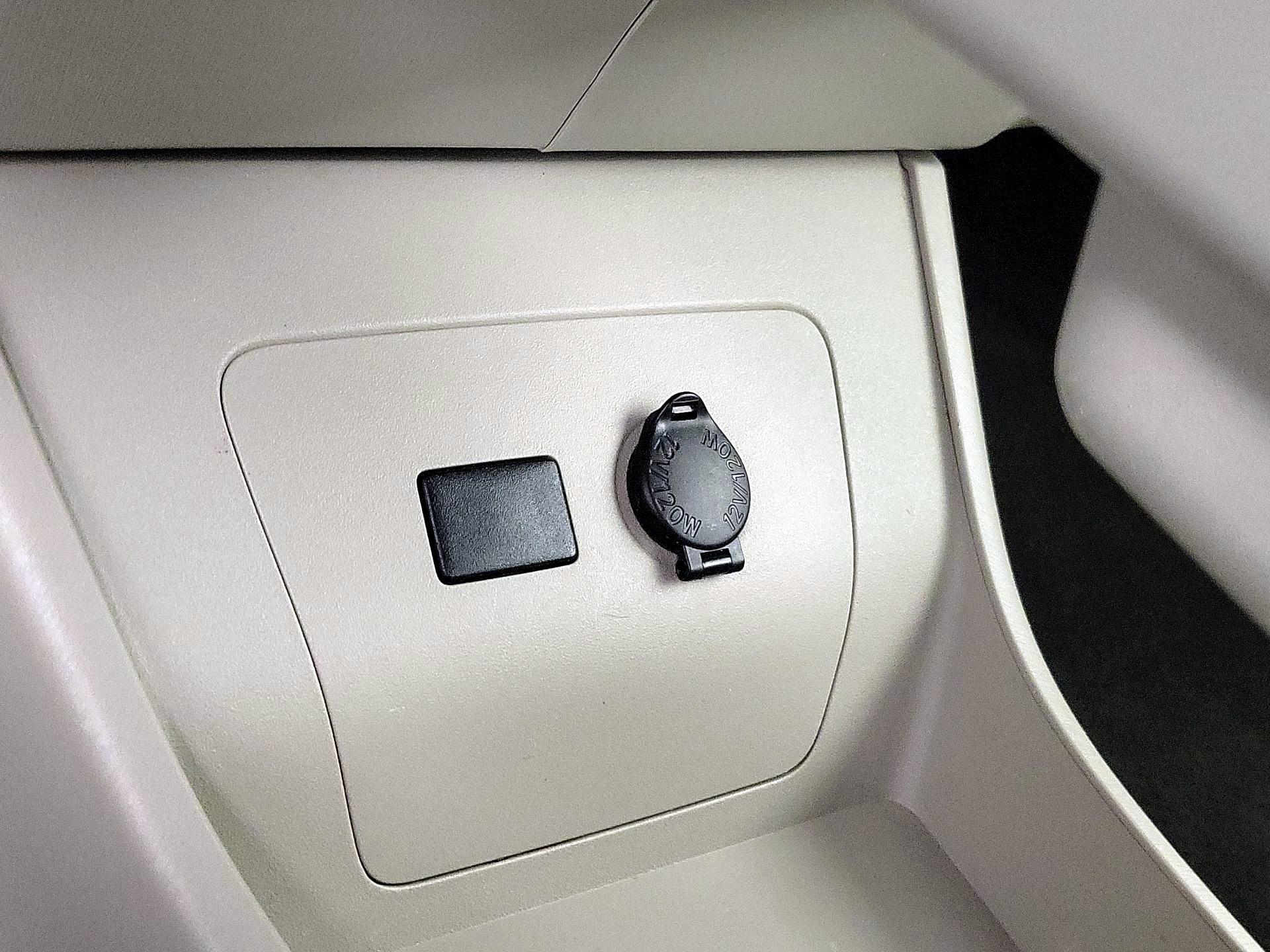 Thumbnail: 2014 Toyota Prius - 17