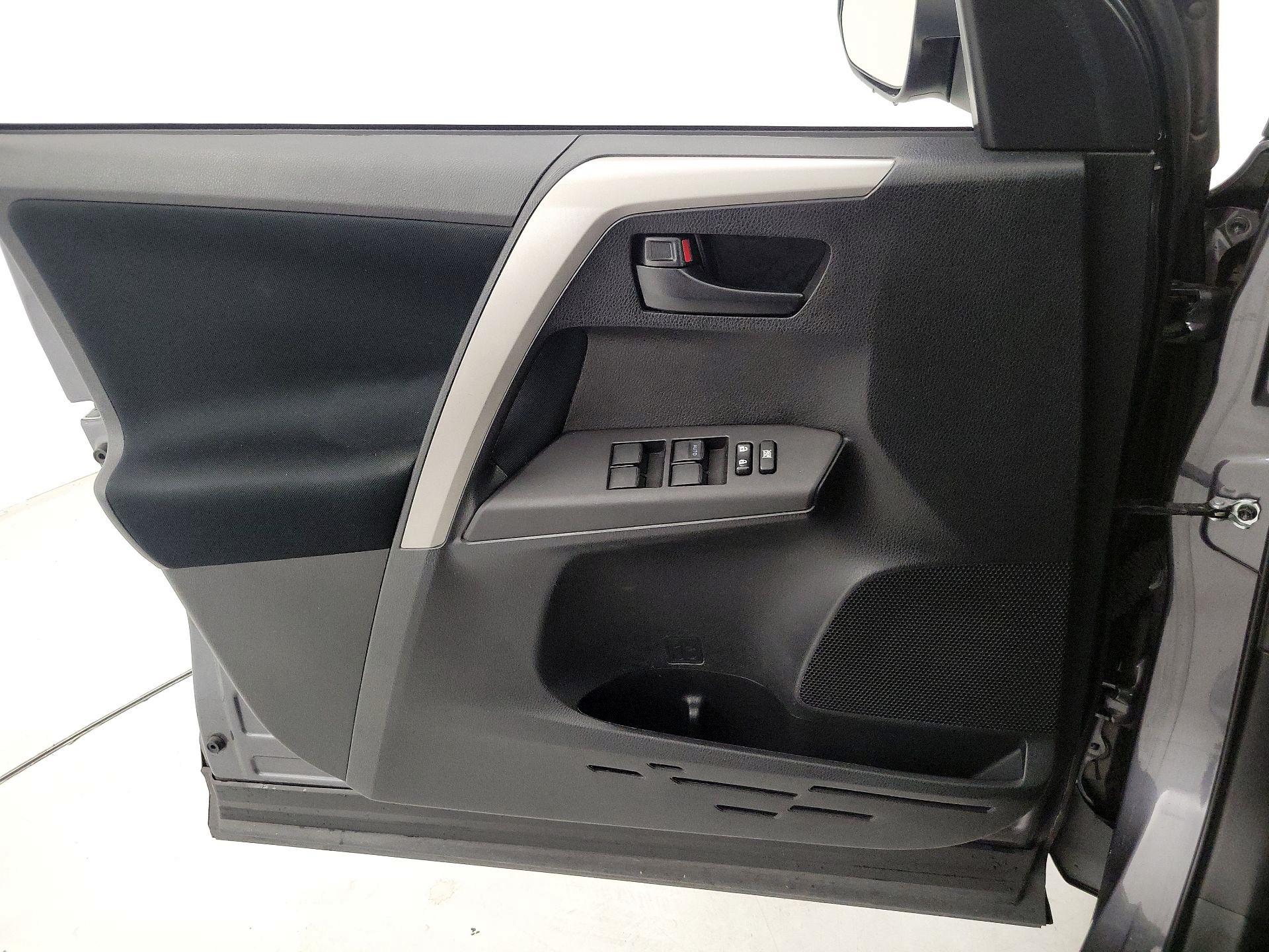 Thumbnail: 2016 Toyota RAV4 - 12