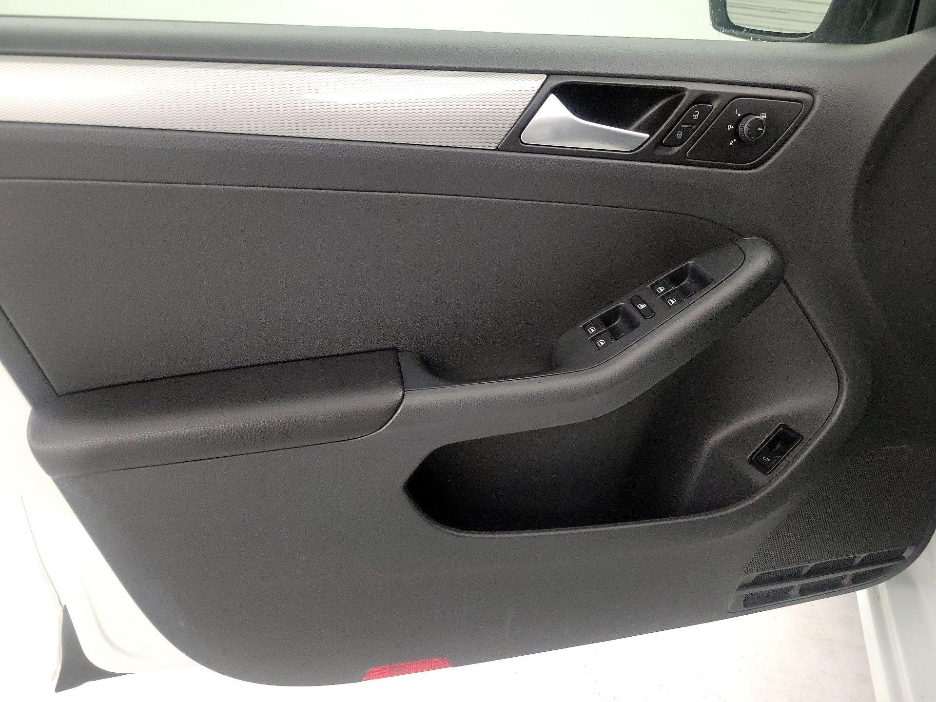 Thumbnail: 2017 Volkswagen Jetta - 12