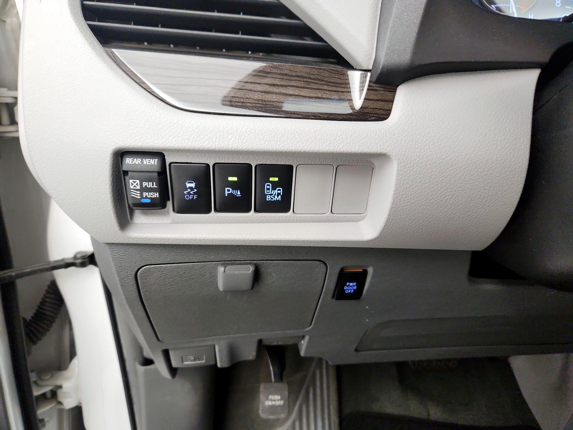 Thumbnail: 2015 Toyota Sienna - 13