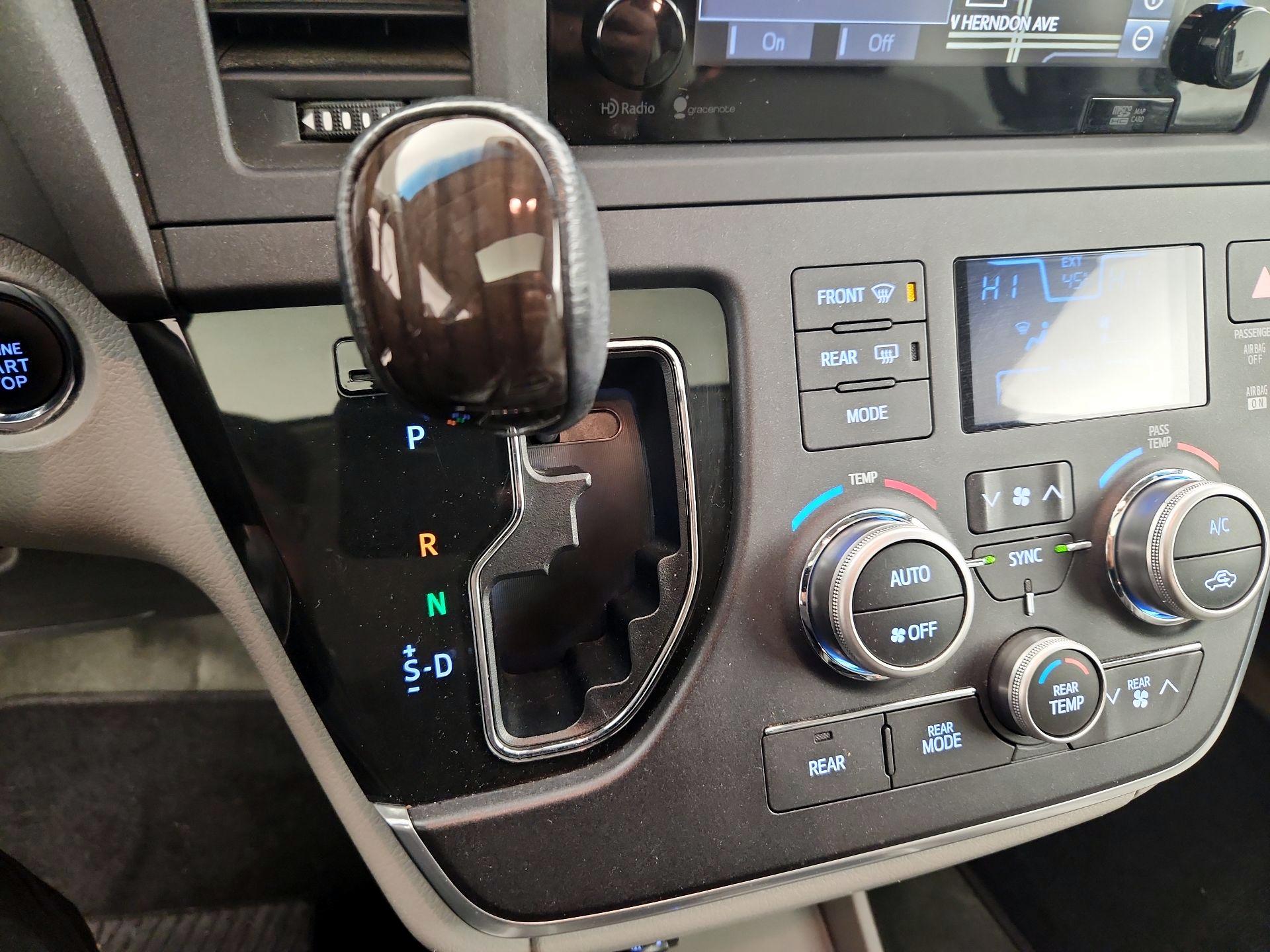 Thumbnail: 2015 Toyota Sienna - 18