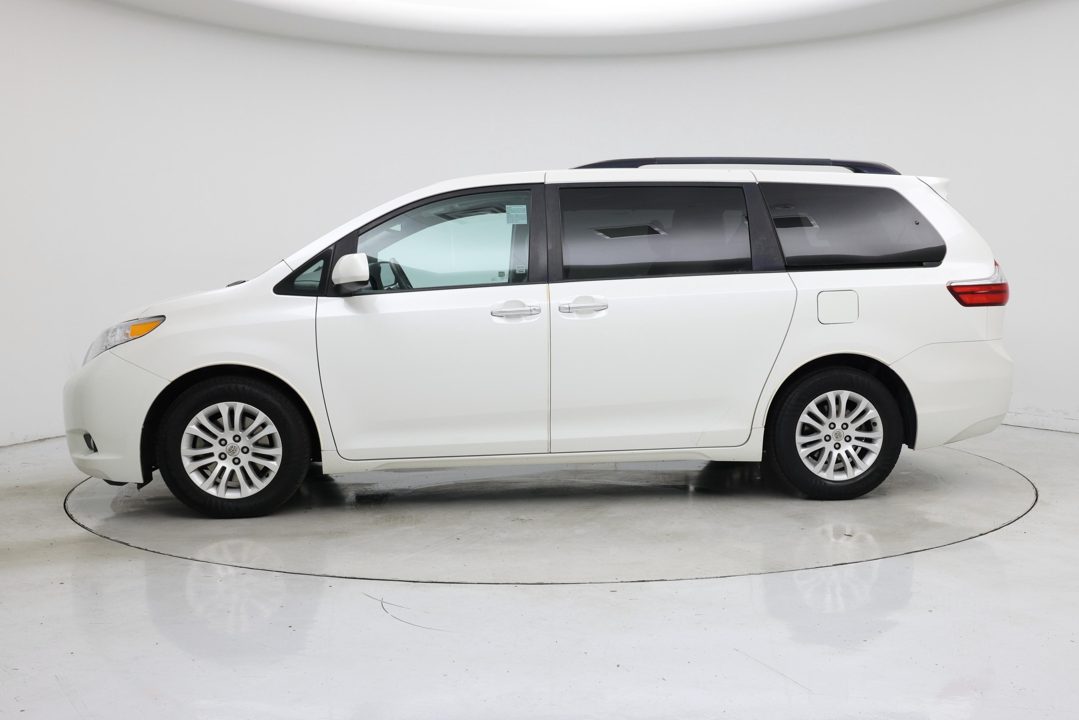 Thumbnail: 2015 Toyota Sienna - 3