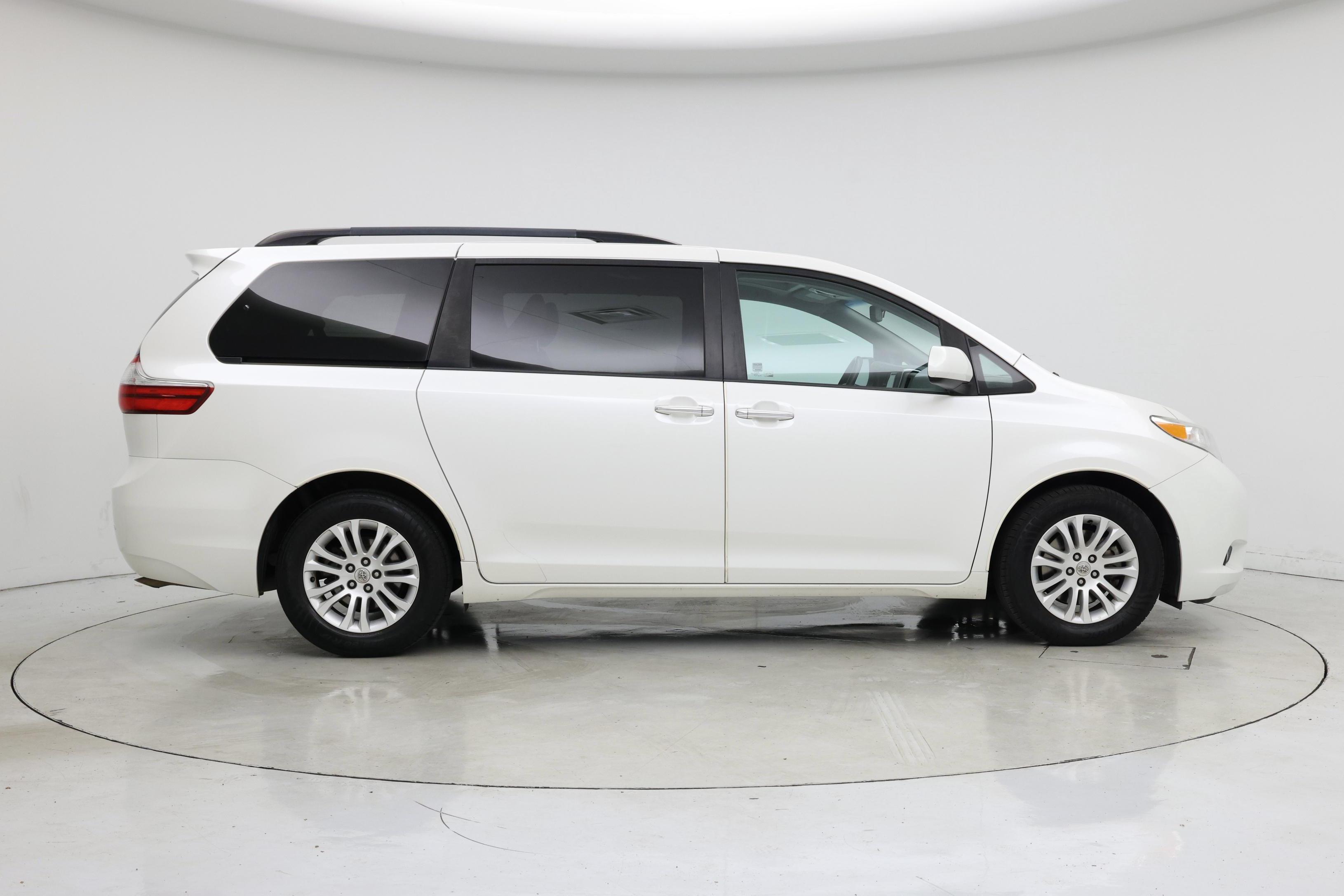 Thumbnail: 2015 Toyota Sienna - 7