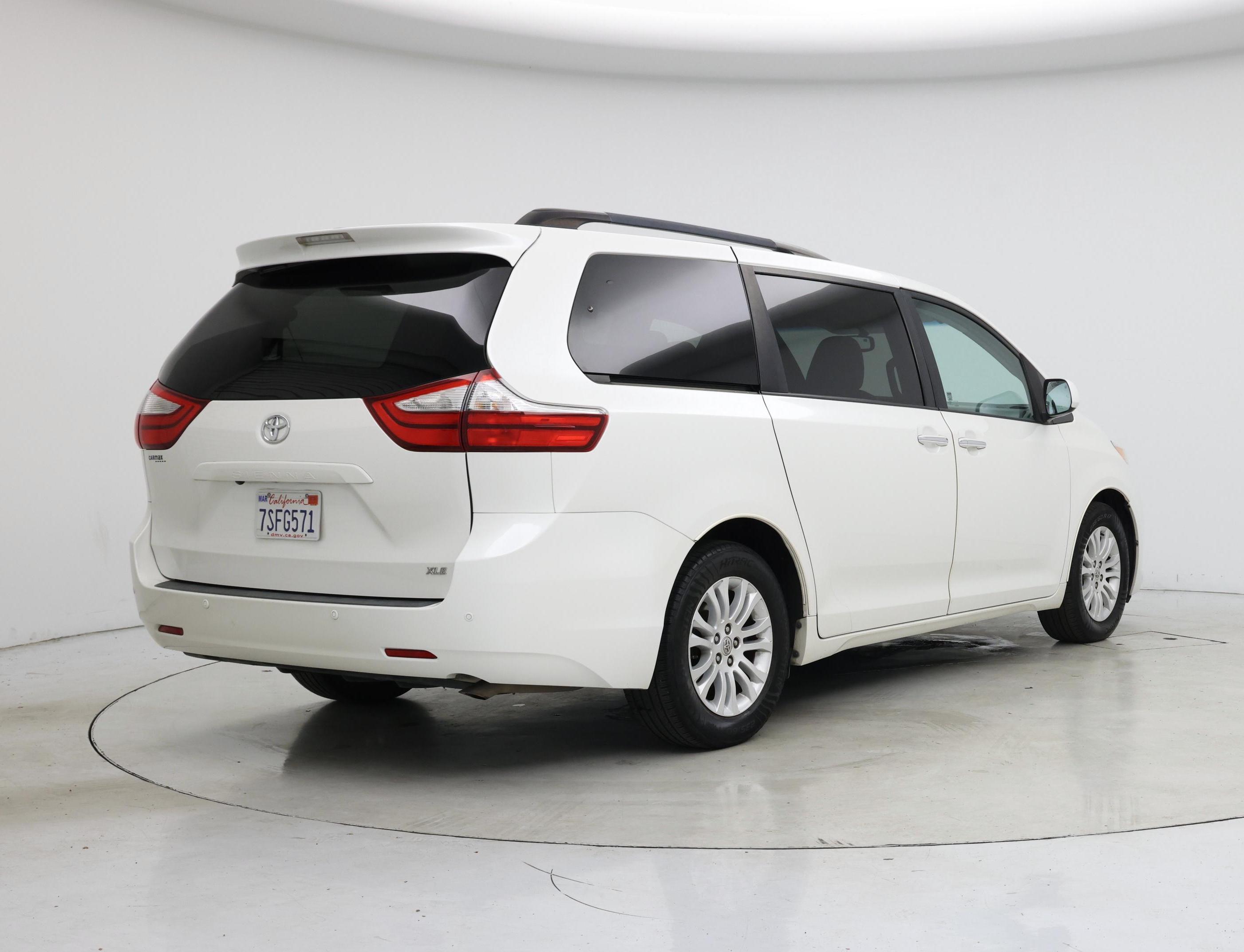 Thumbnail: 2015 Toyota Sienna - 8