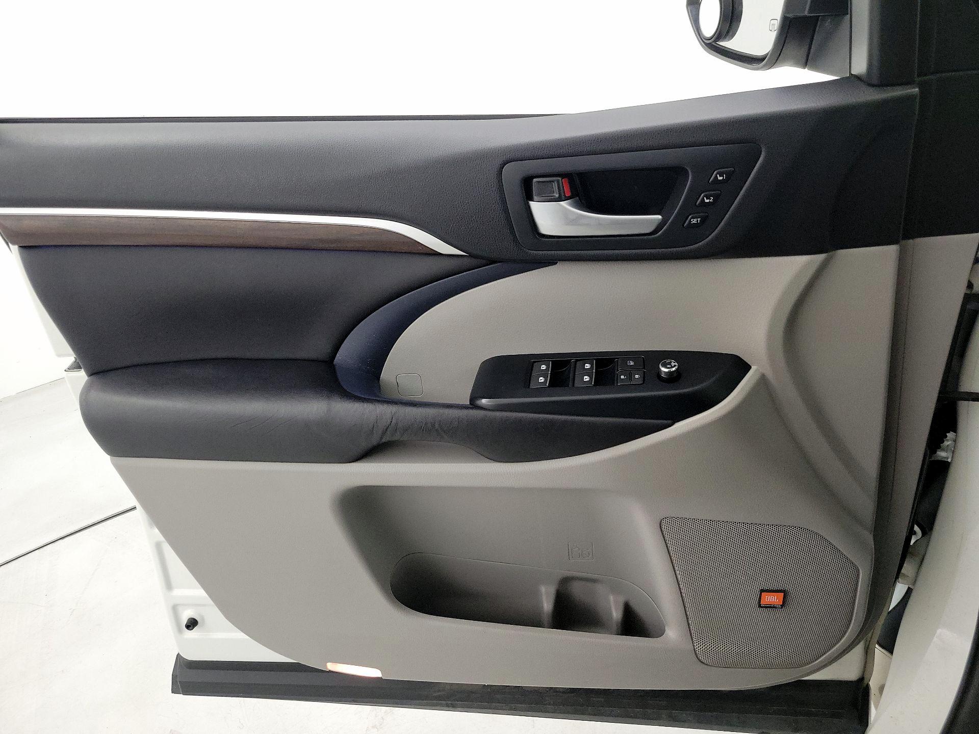 Thumbnail: 2016 Toyota Highlander - 12