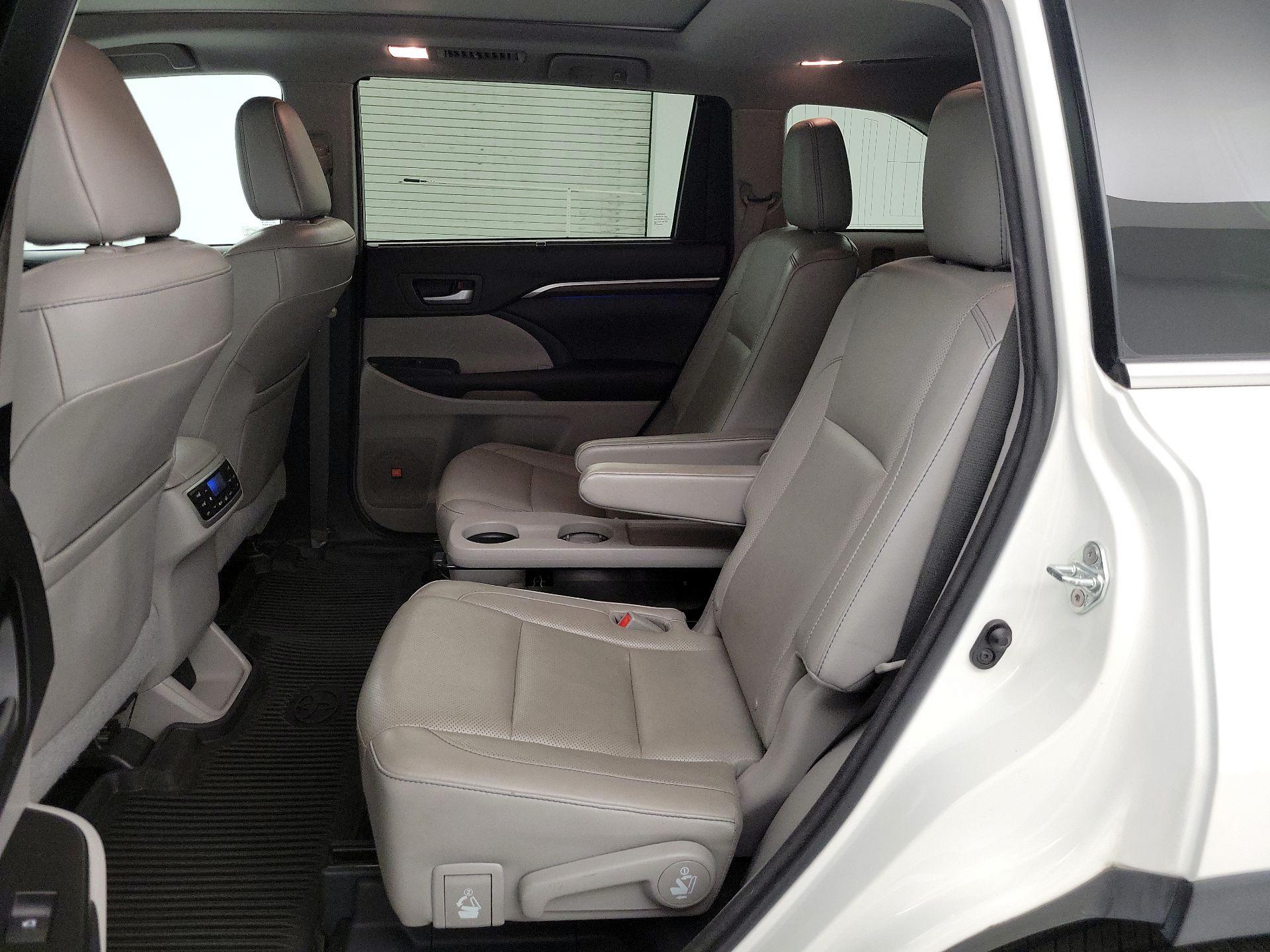 Thumbnail: 2016 Toyota Highlander - 18