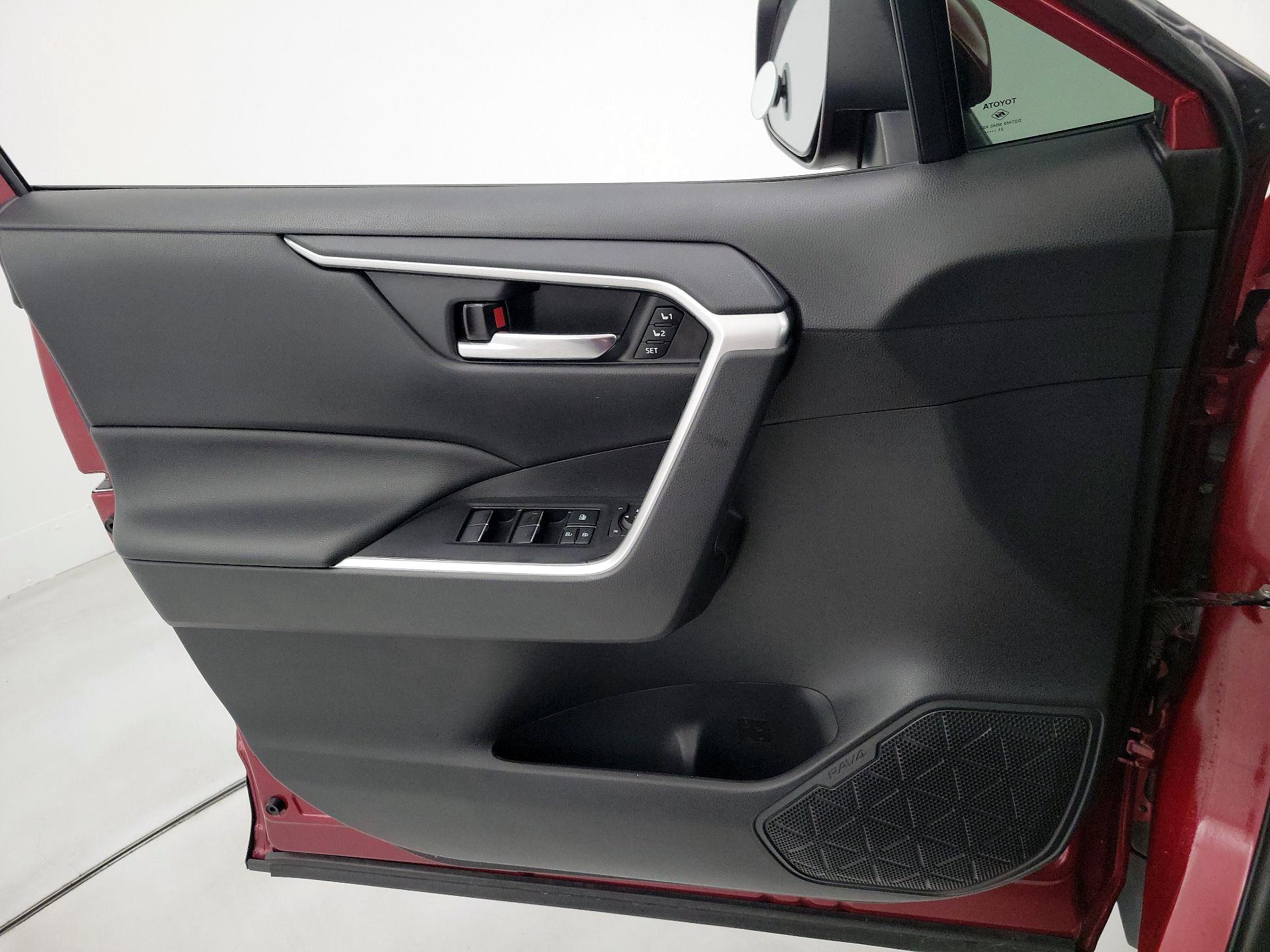 Thumbnail: 2022 Toyota RAV4 - 12