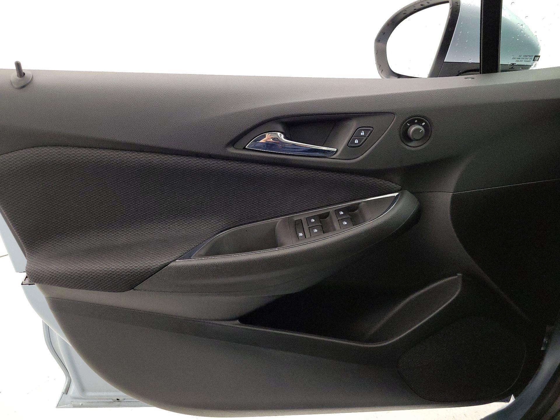 Thumbnail: 2017 Chevrolet Cruze - 12