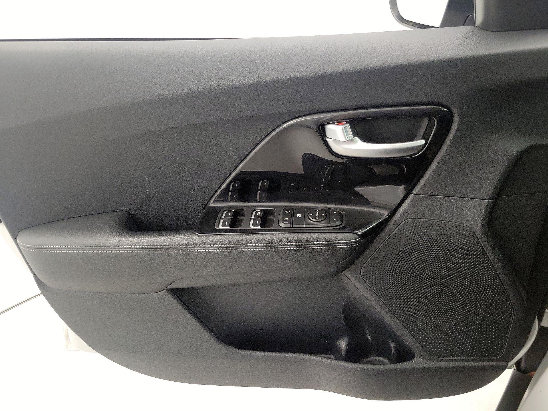 Thumbnail: 2020 Kia Niro - 12