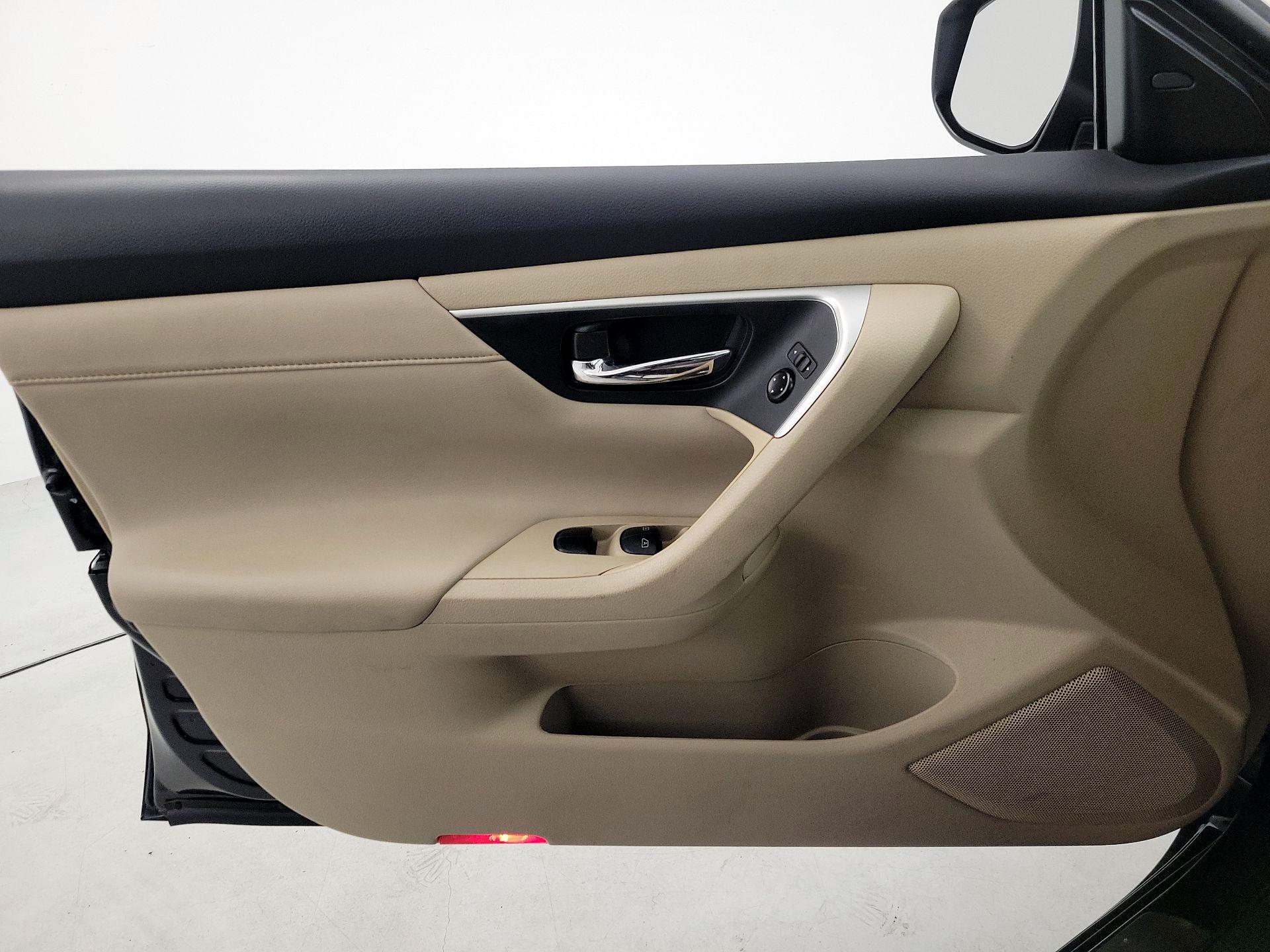 Thumbnail: 2016 Nissan Altima - 12