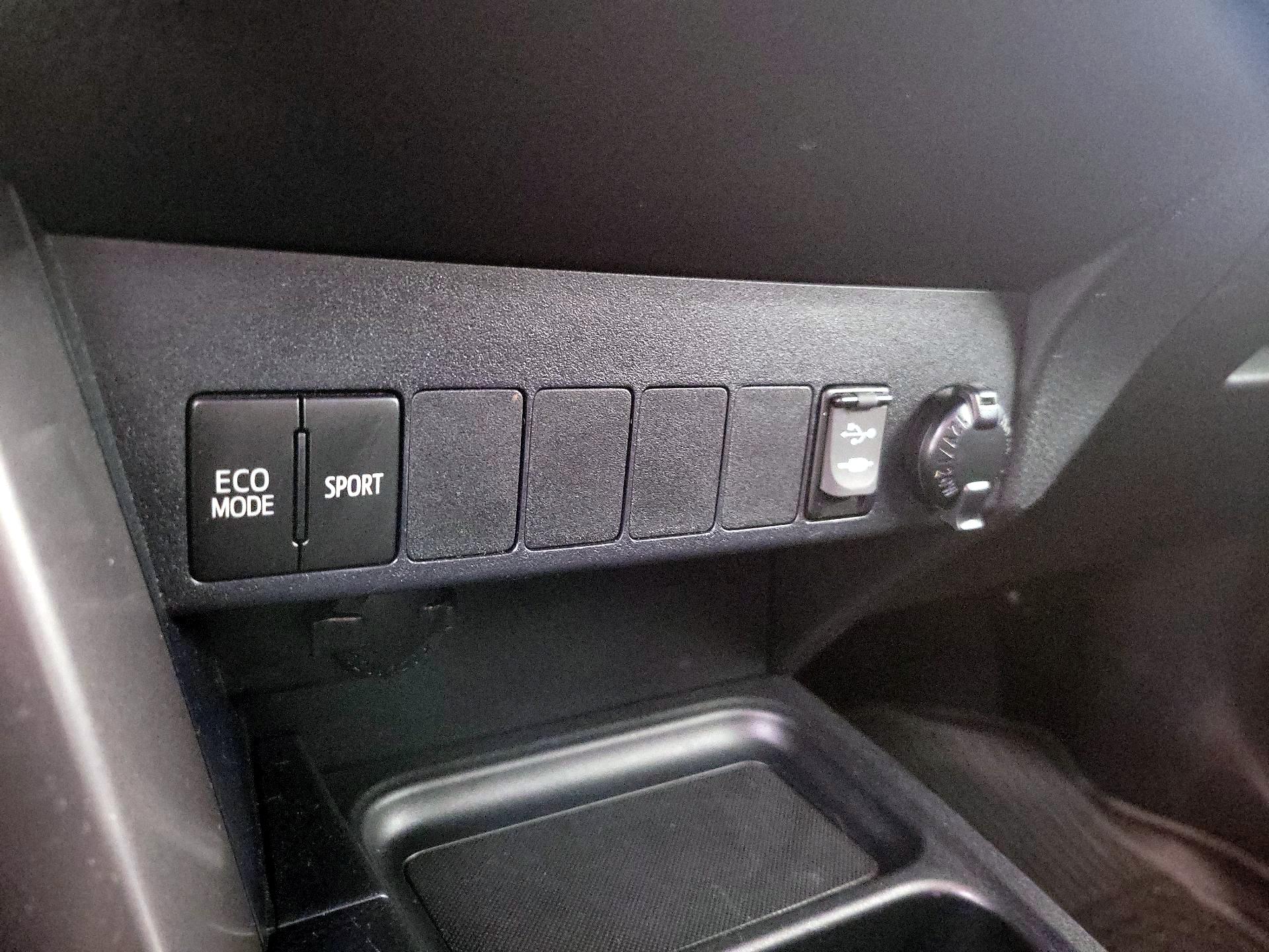 Thumbnail: 2018 Toyota RAV4 - 18