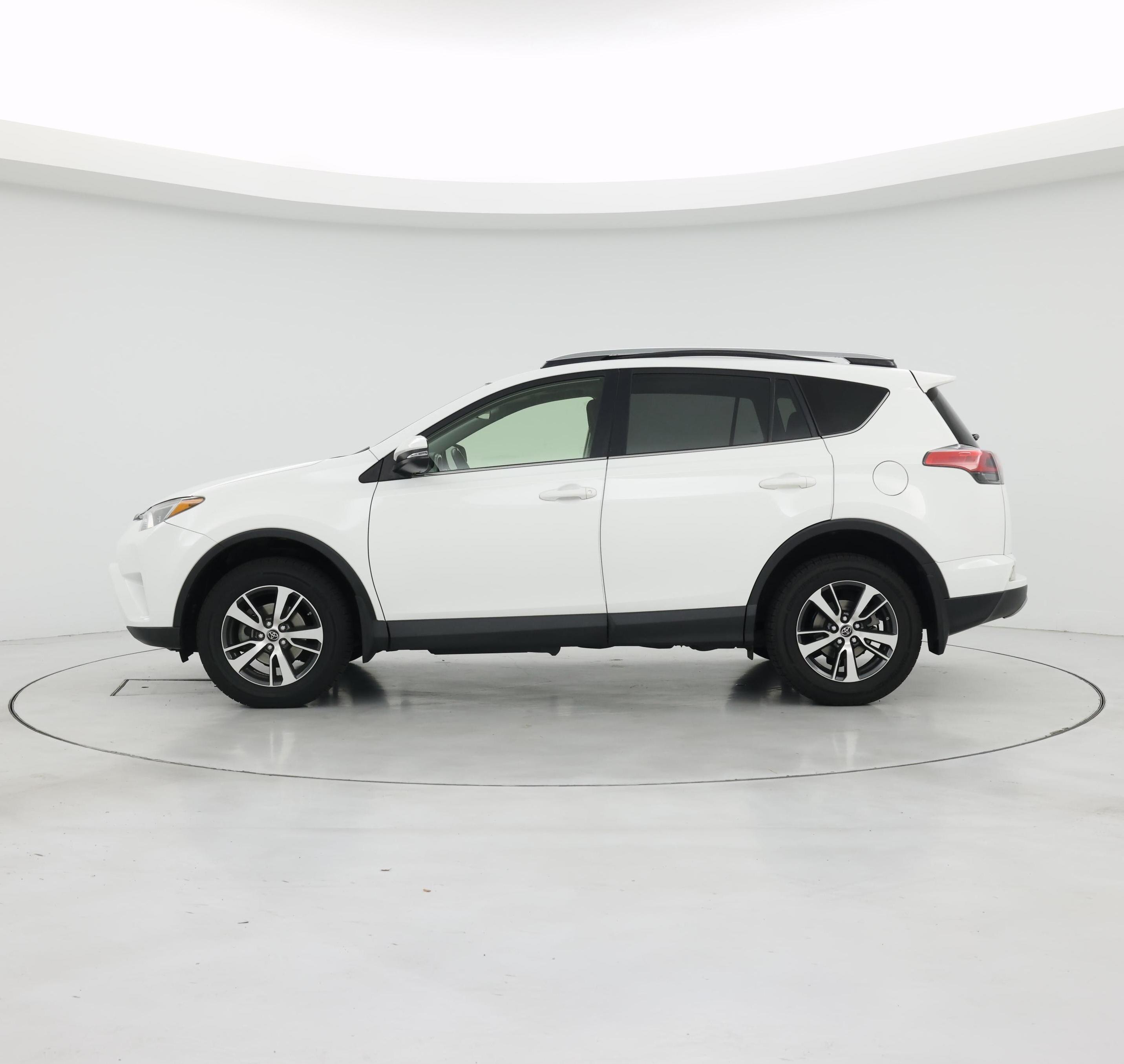 Thumbnail: 2018 Toyota RAV4 - 3