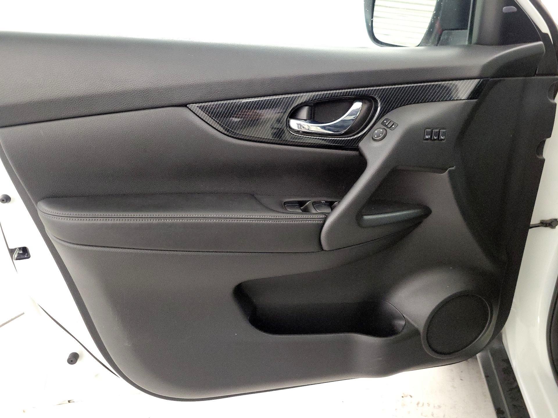 Thumbnail: 2017 Nissan Rogue - 12