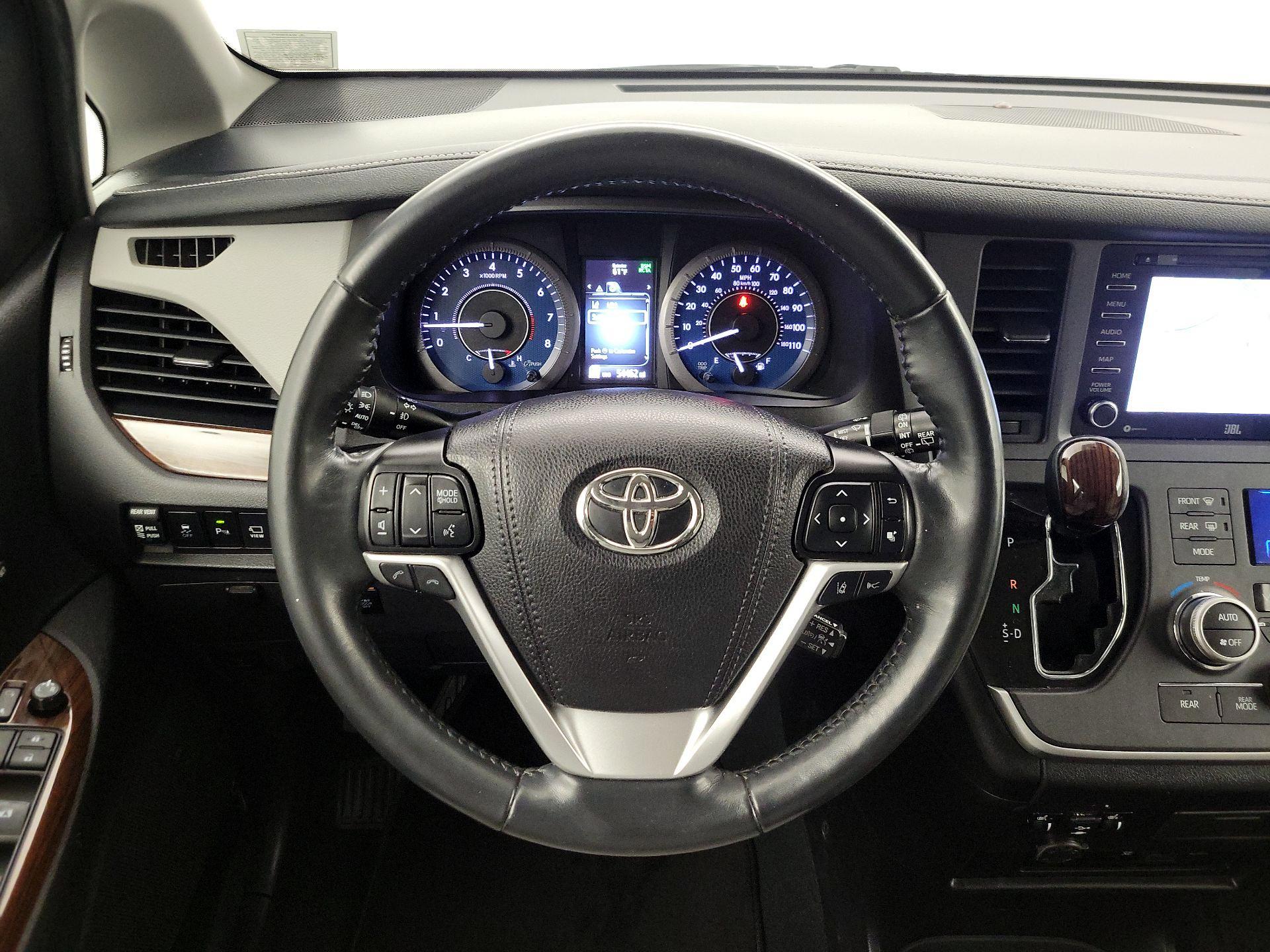 Thumbnail: 2020 Toyota Sienna - 10