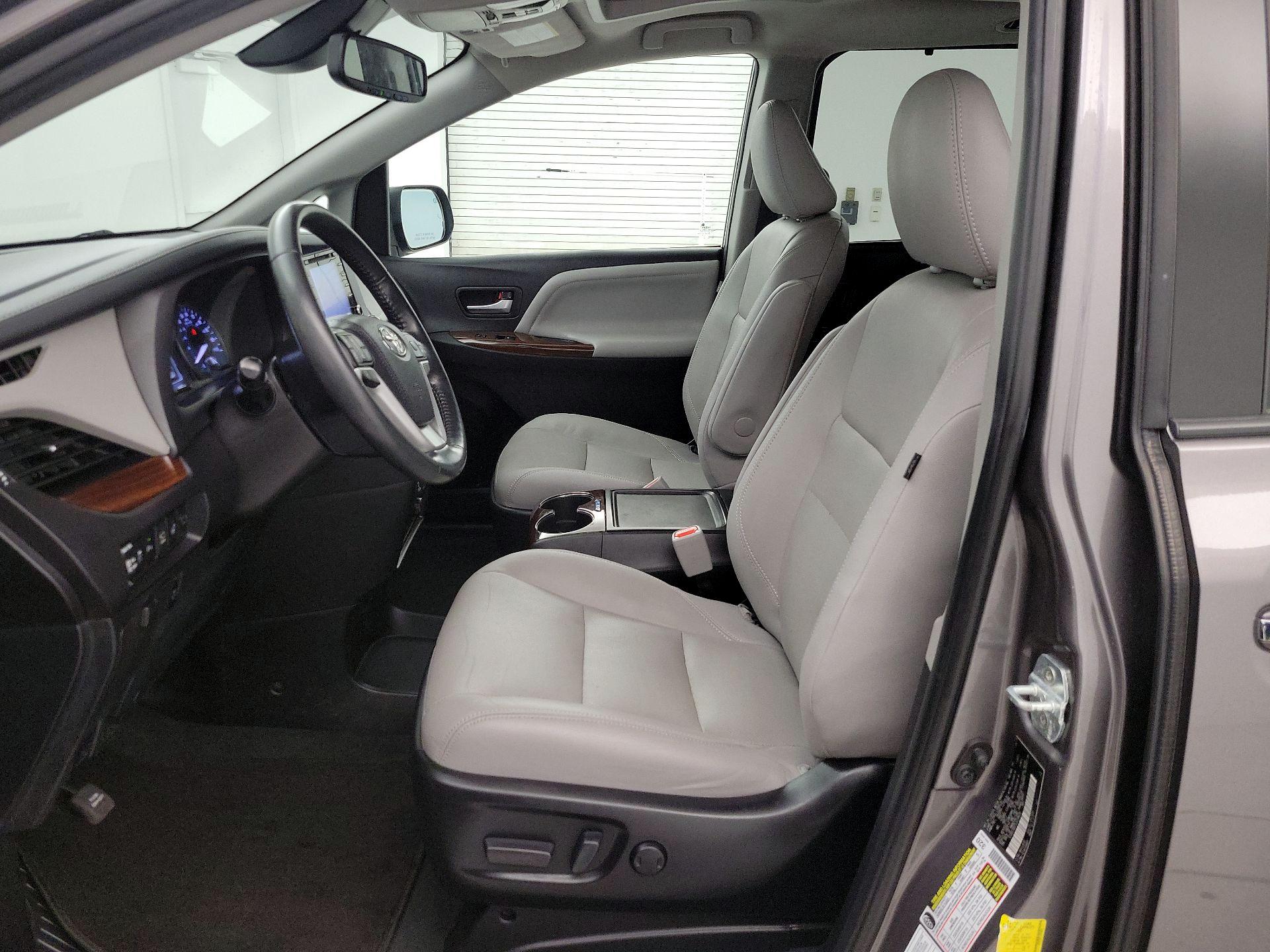 Thumbnail: 2020 Toyota Sienna - 11