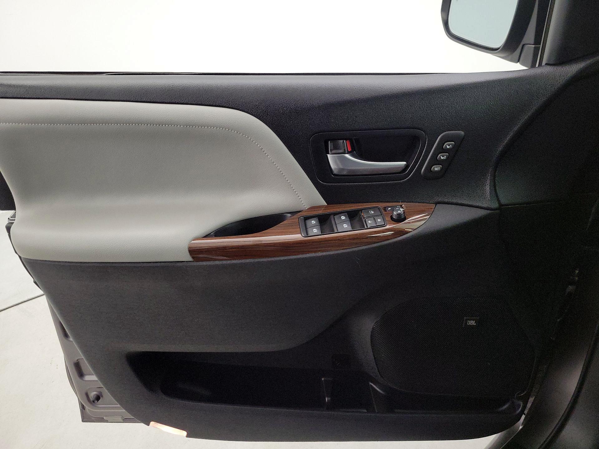 Thumbnail: 2020 Toyota Sienna - 12