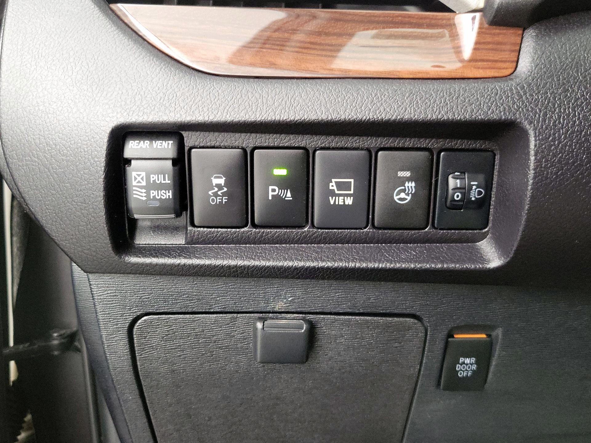 Thumbnail: 2020 Toyota Sienna - 13