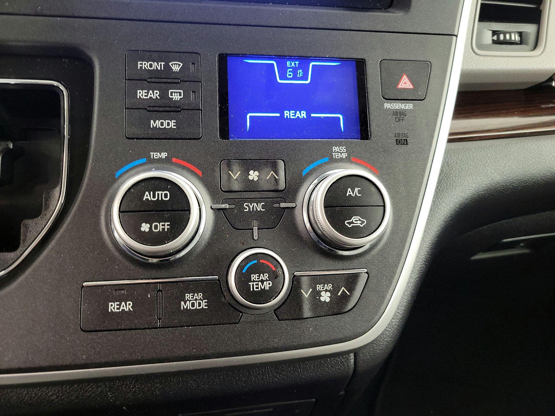 Thumbnail: 2020 Toyota Sienna - 17