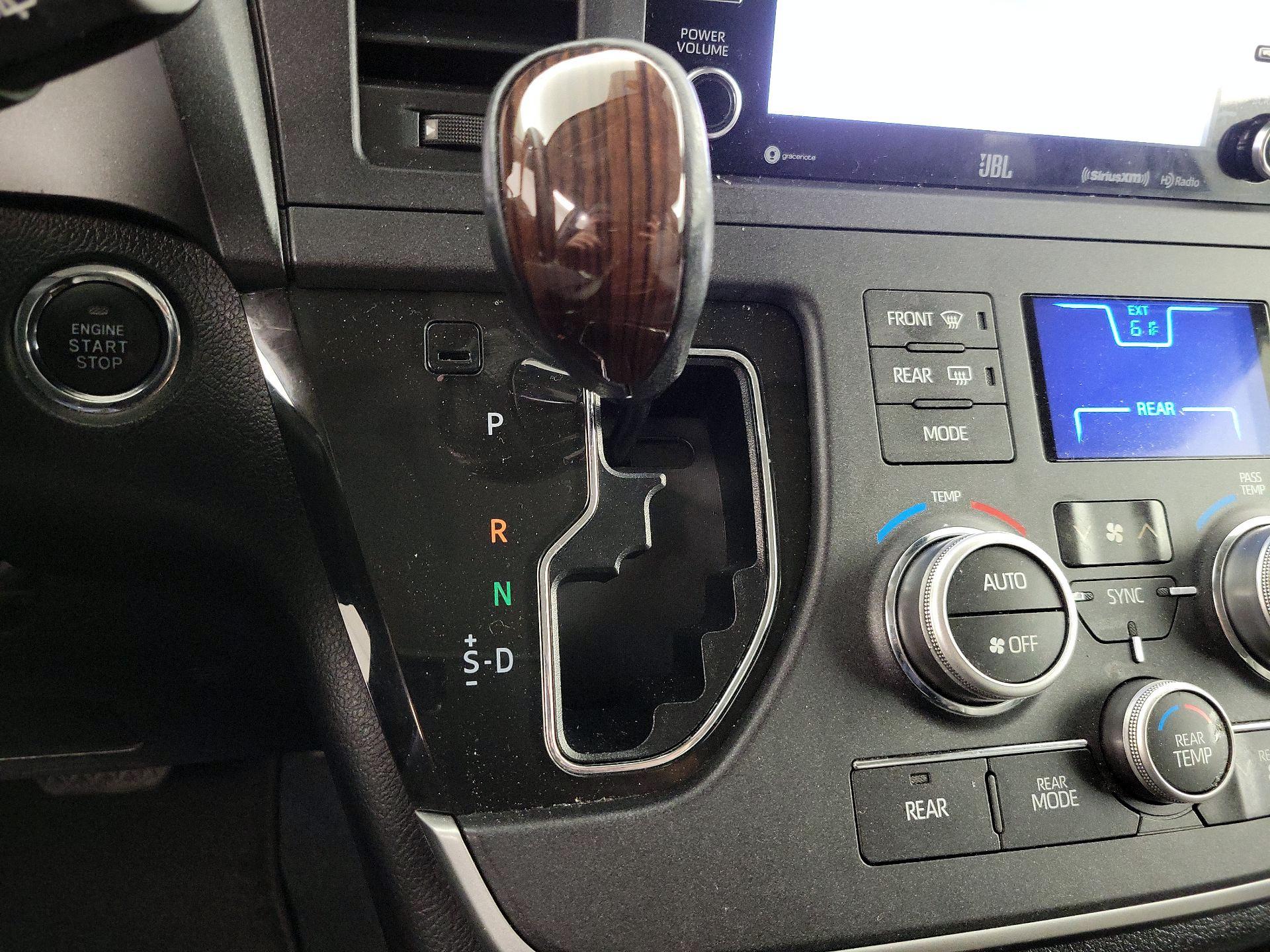 Thumbnail: 2020 Toyota Sienna - 18